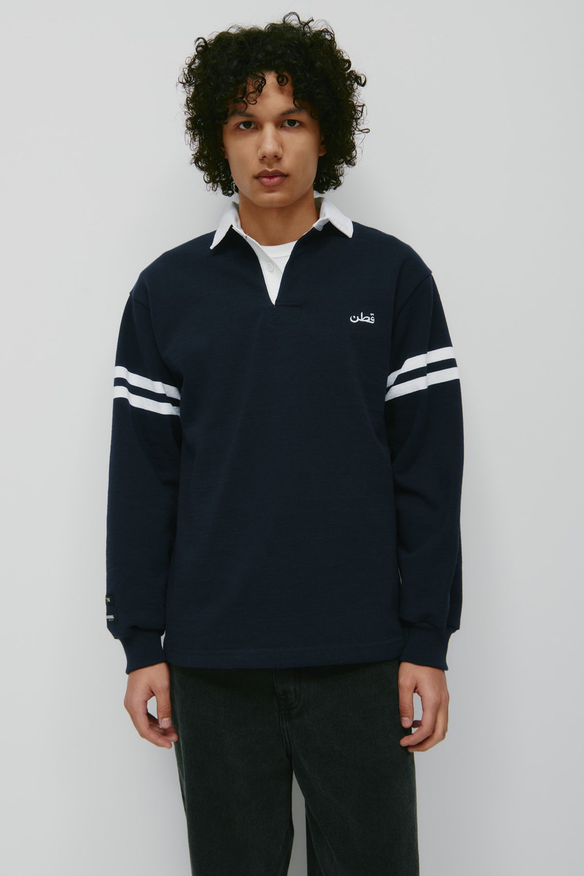 Model is 6’2” and is wearing a size M. 