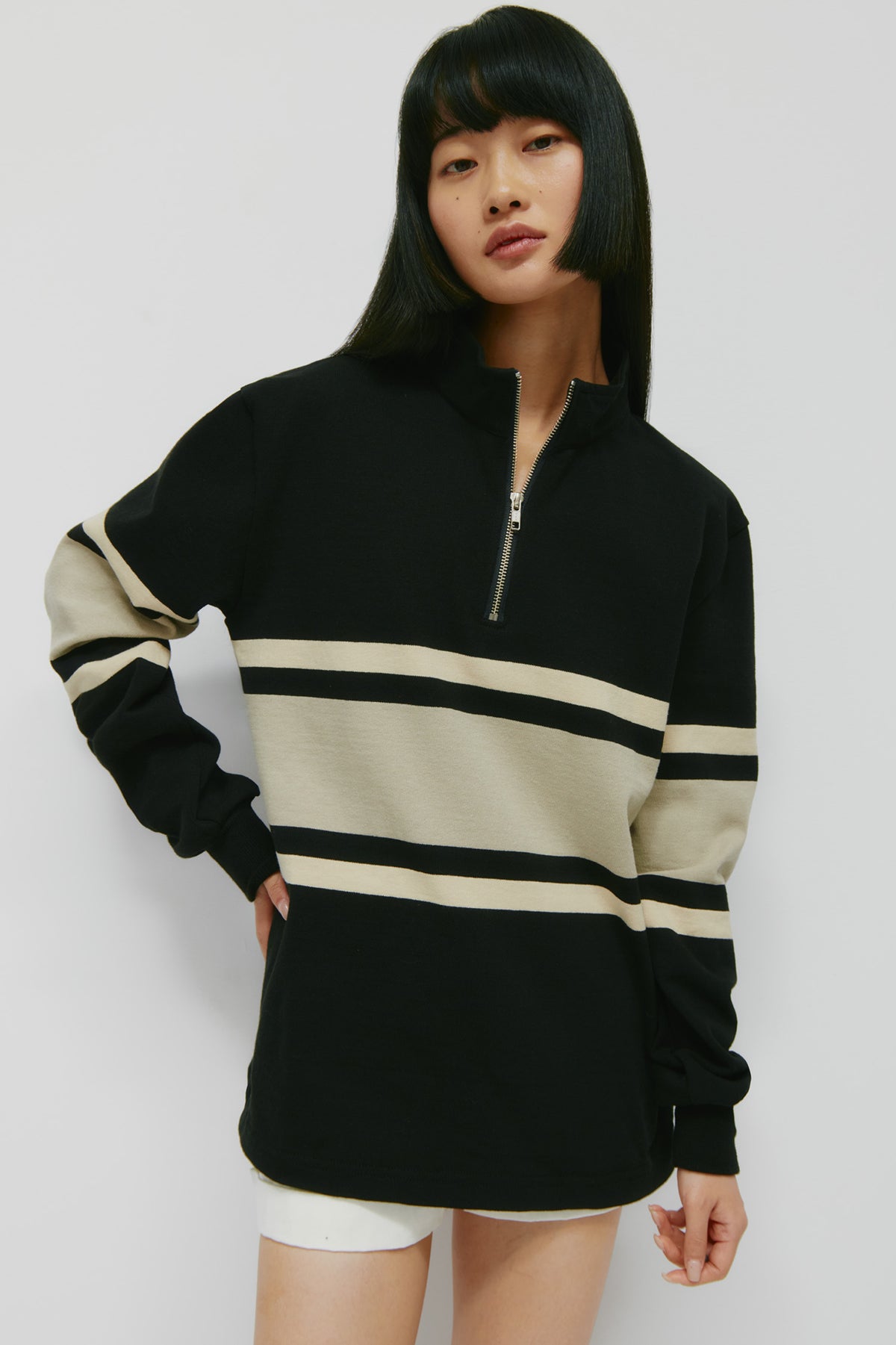 Model is 6’2” and is wearing a size M. 
