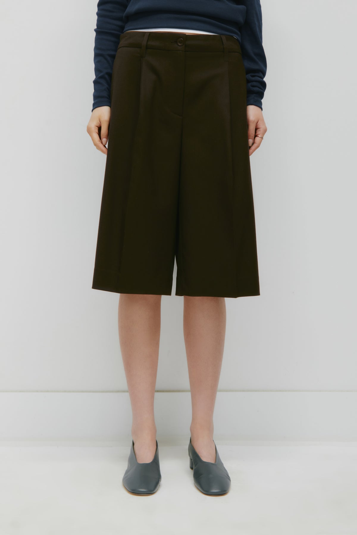 Women's Low Rise Trouser Short in Espresso