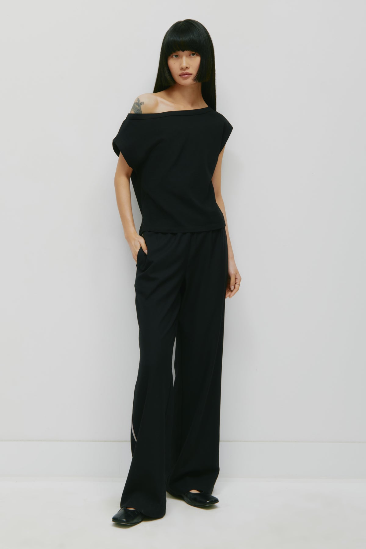 Women's Off Shoulder Tee in Black