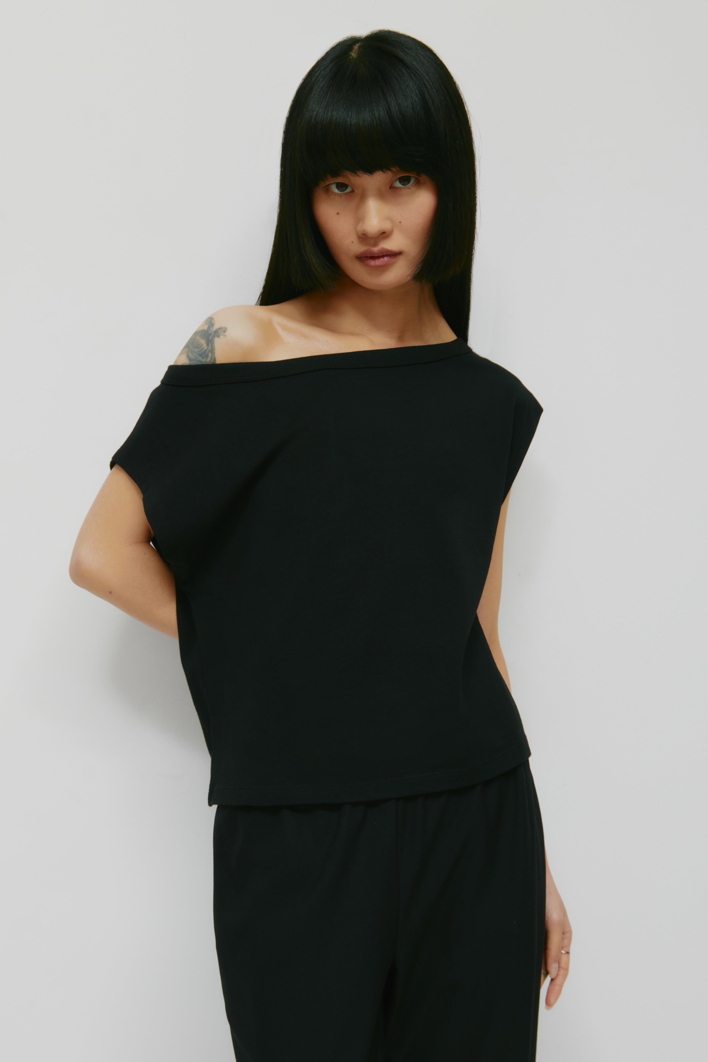 Tee-shirt à épaules dénudées pour femmes en noir