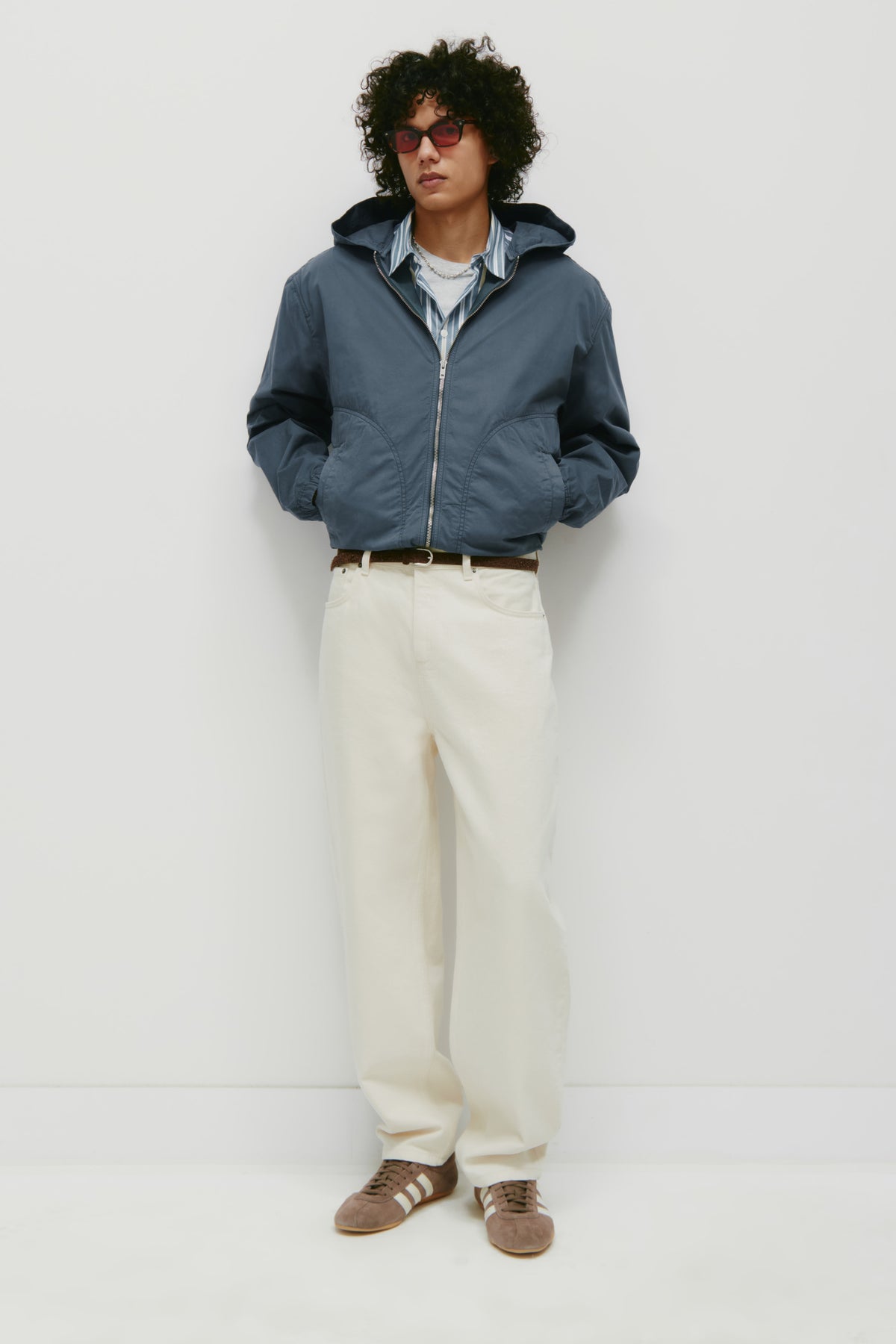 Model 6.2.5" and is wearing a size L.