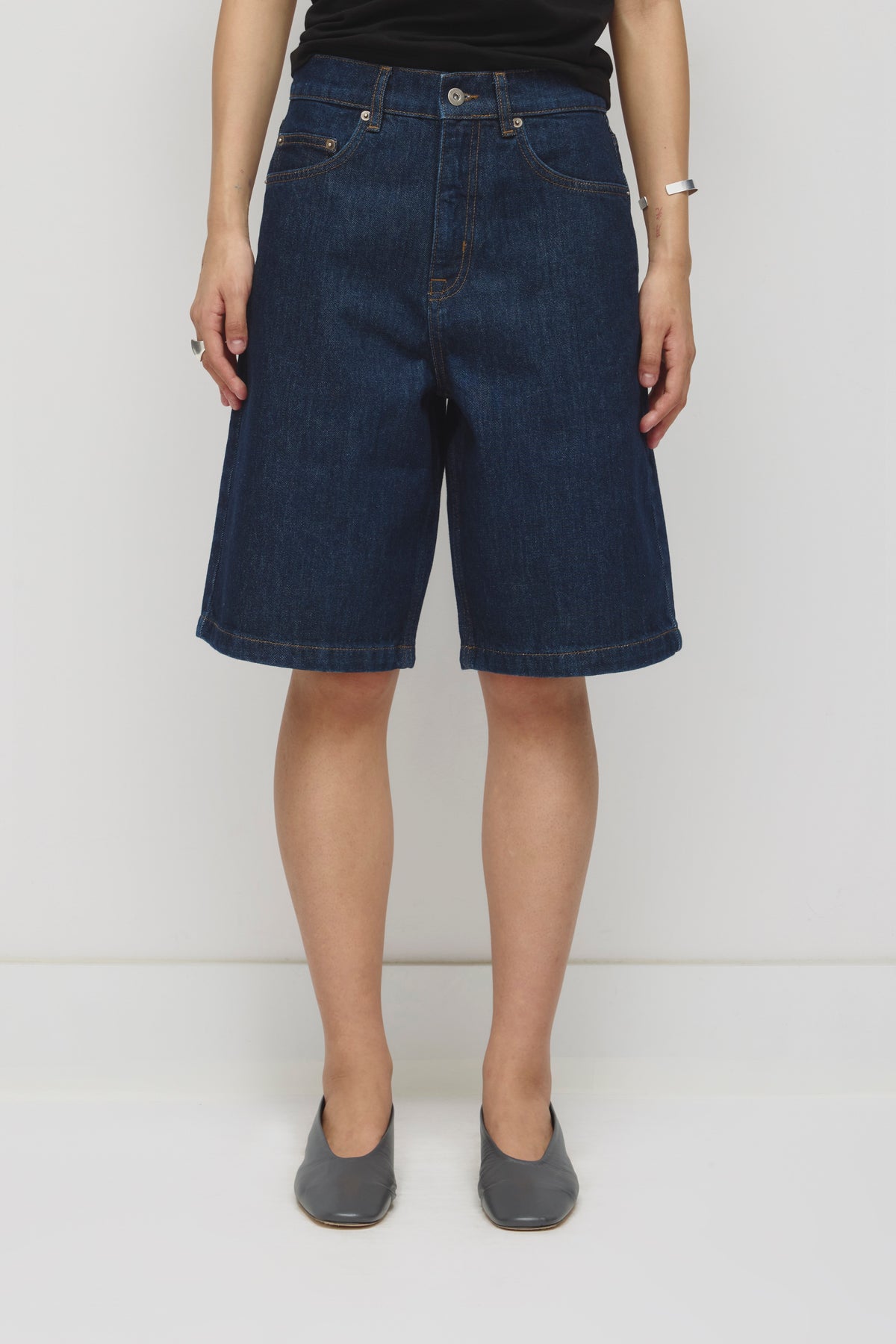 Unisex Antifit Denim Shorts in Dark Wash