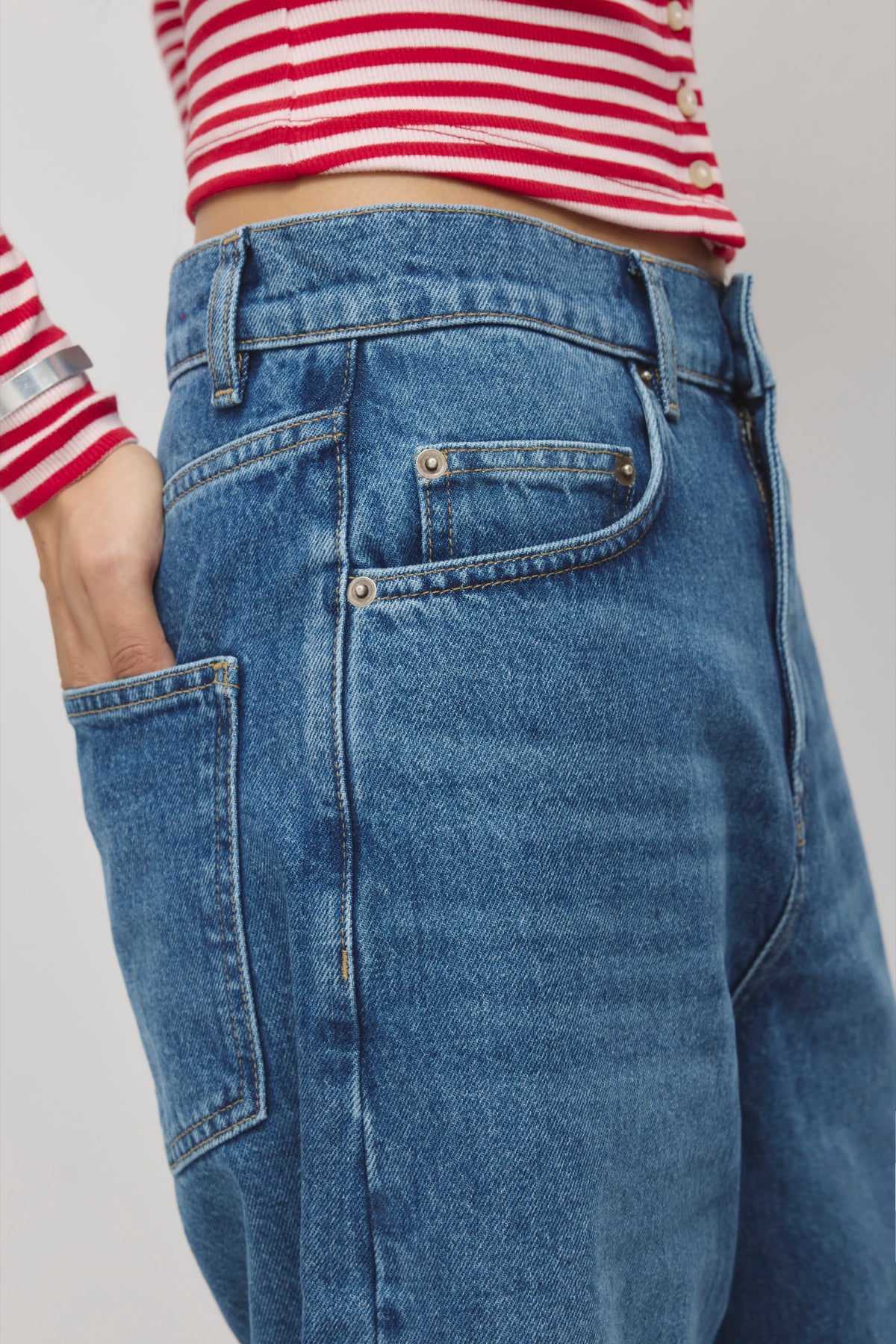 Unisex Antifit Denim Shorts in Medium Wash