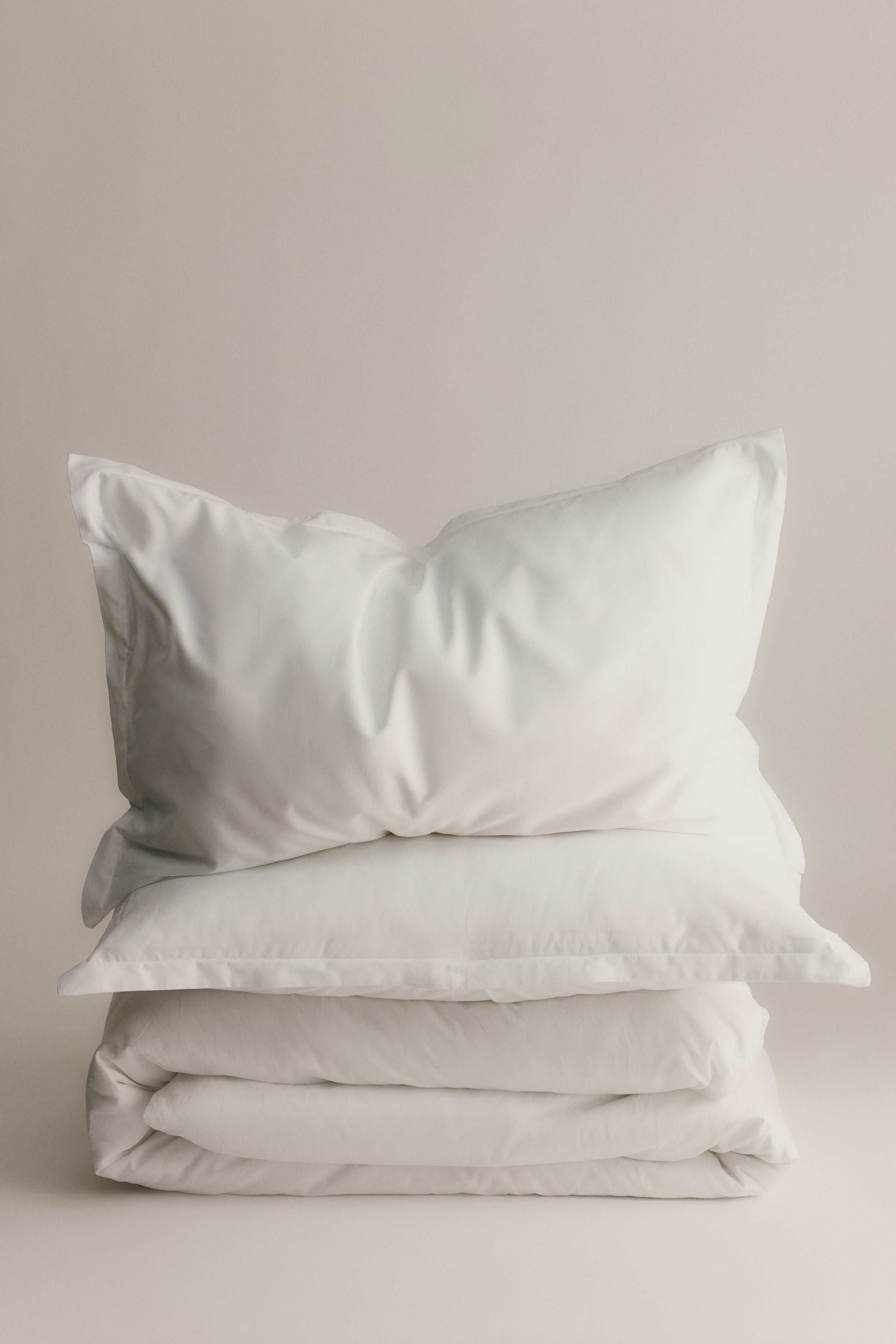 Ensemble housse de couette et taies décoratives en blanc