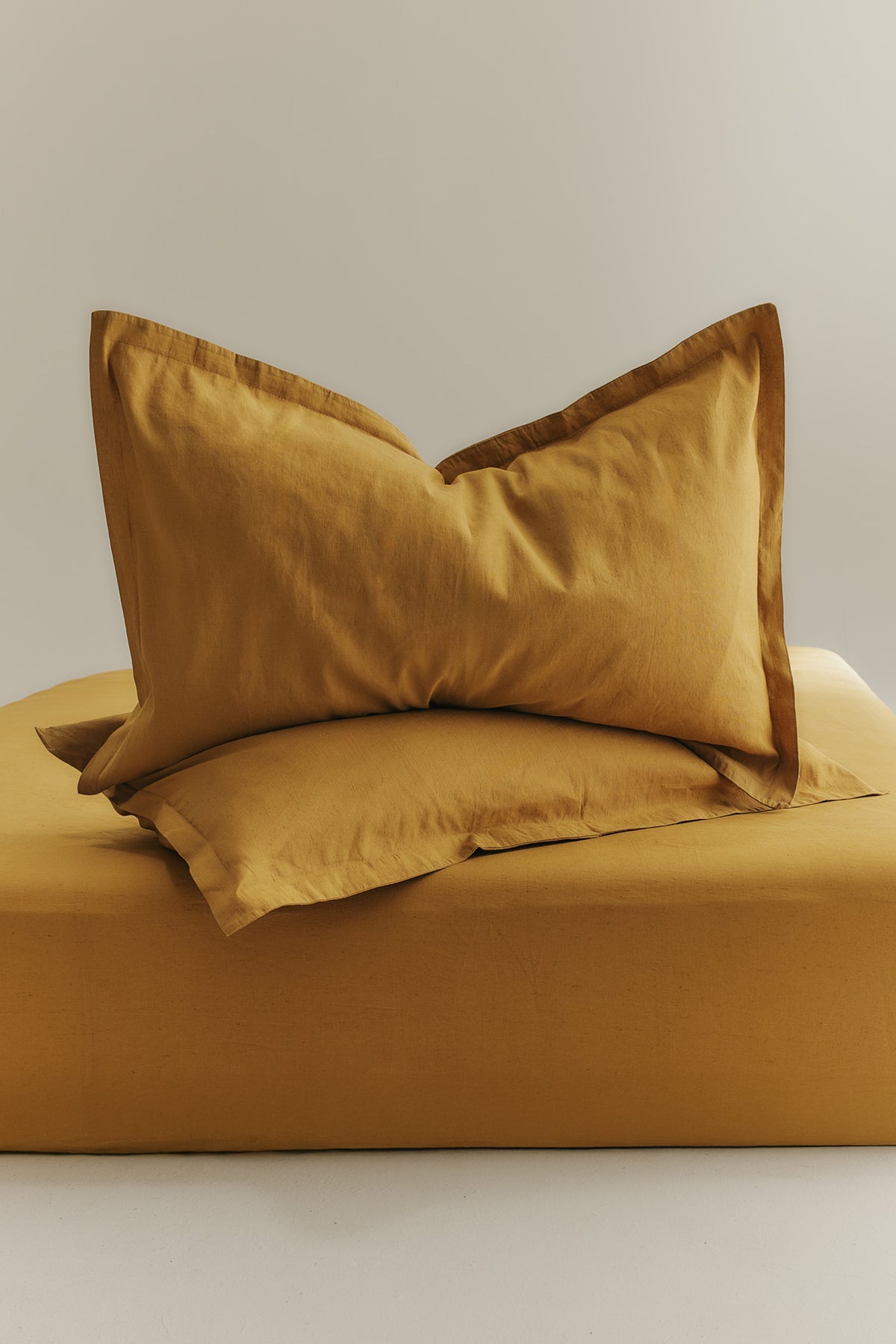 Ensemble housse de couette et taies d'oreiller en lin en or moutarde
