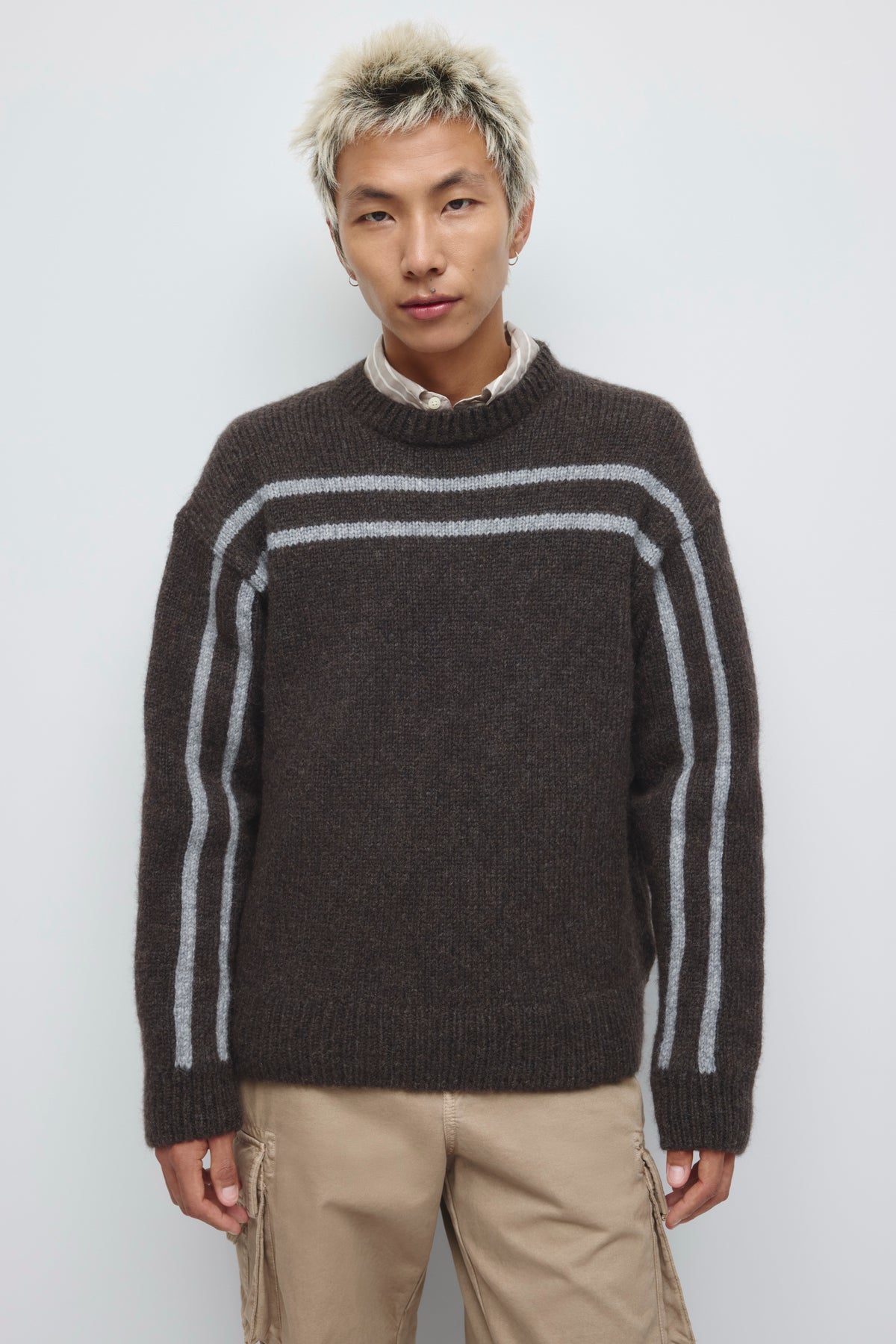 Model is 6’0” and is wearing a size M.