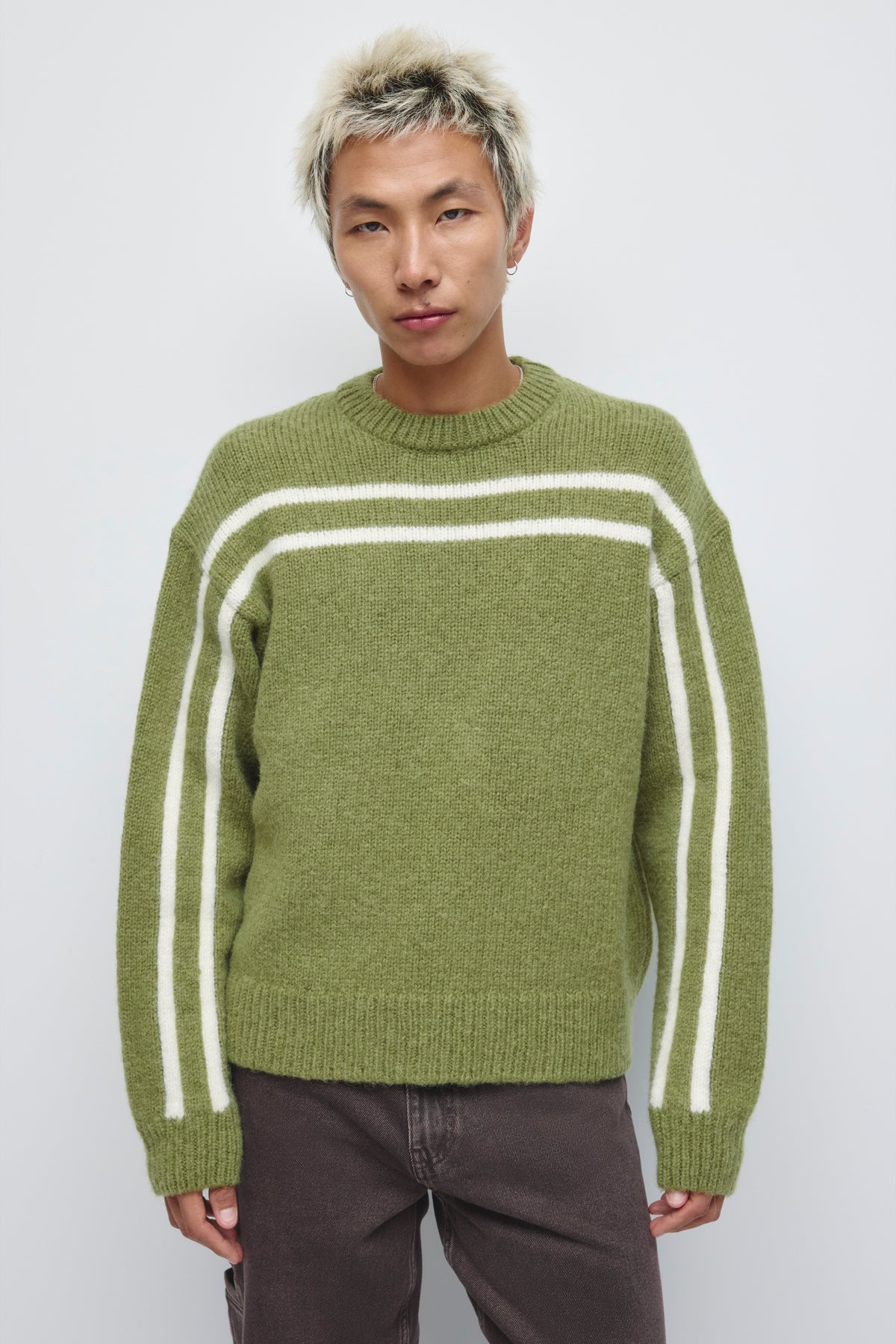 Model is 6’0” and is wearing a size M.