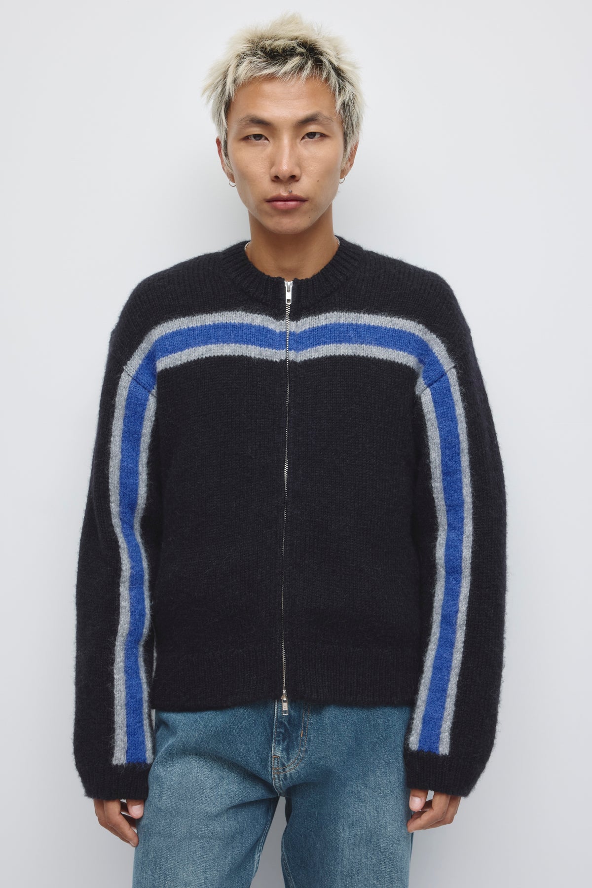 Model is 6’0” and is wearing a size M.