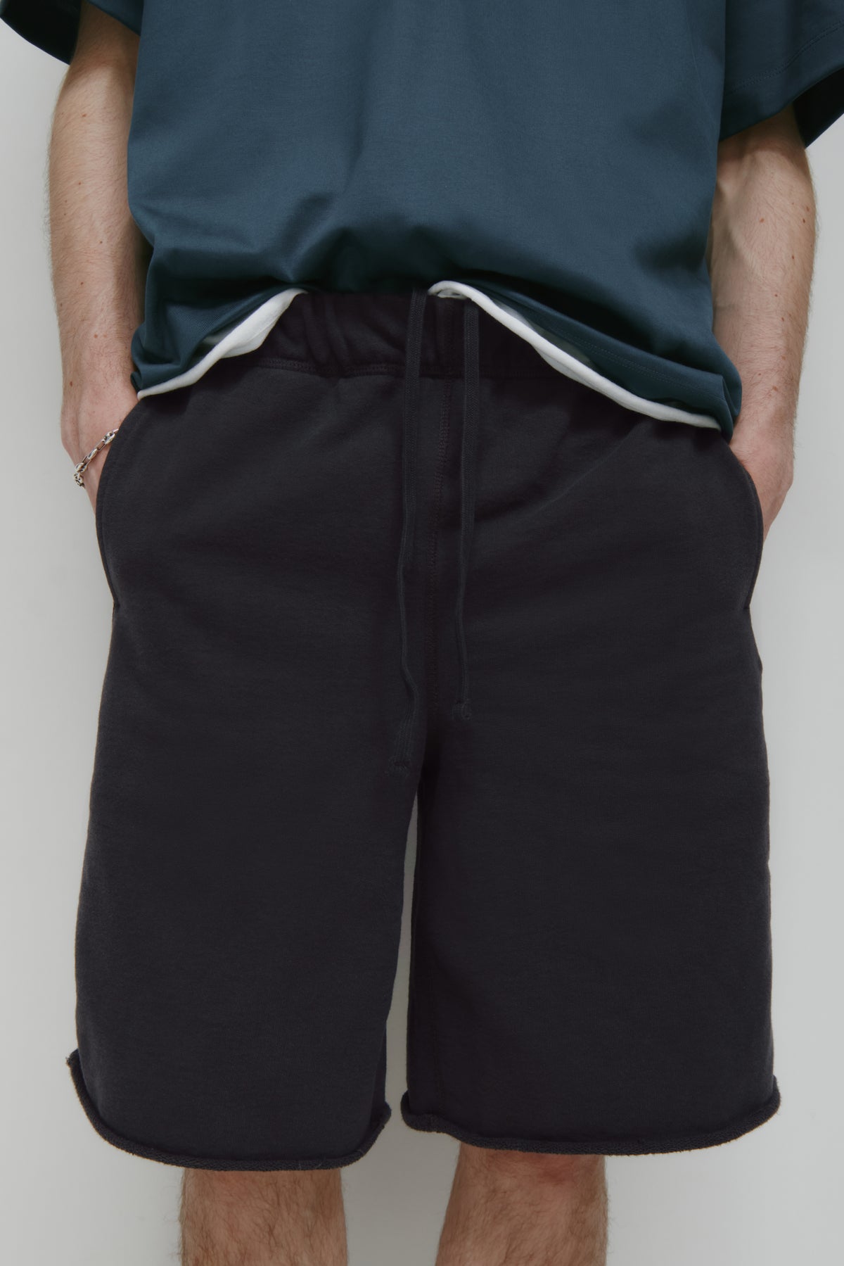 Men's Asr Cut-off Short in Almost Black