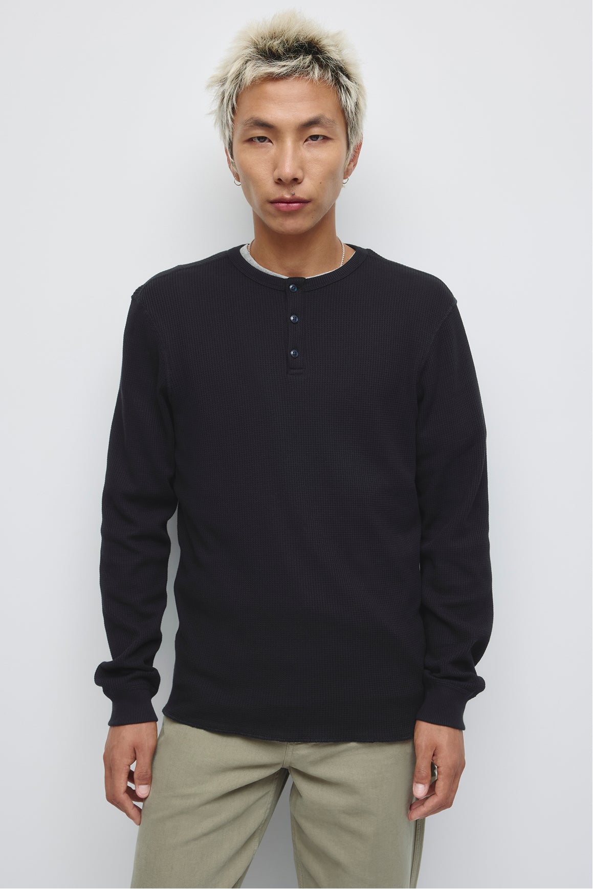 Model is 6’0” and is wearing a size M.