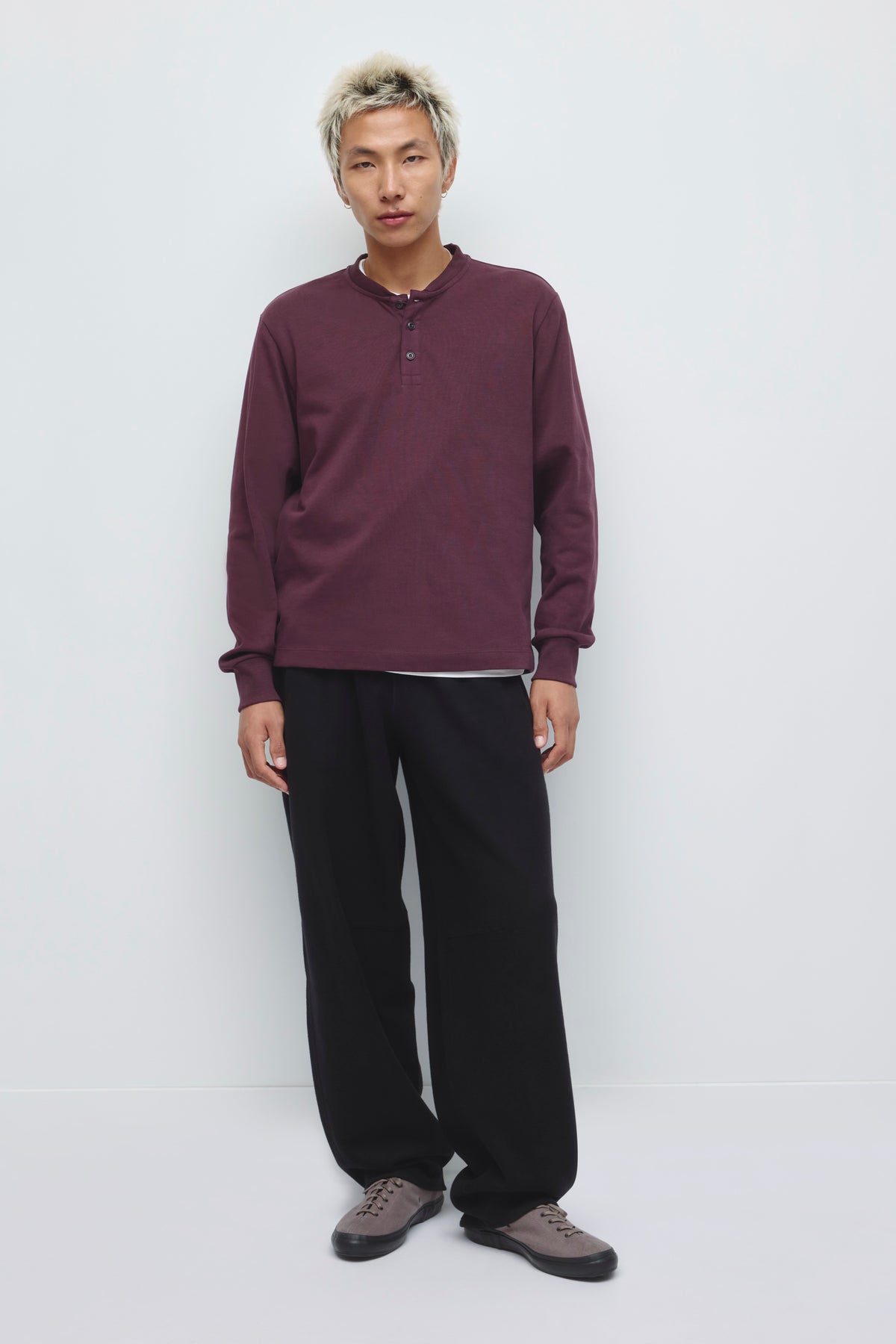 Model is 6’0” and is wearing a size M.