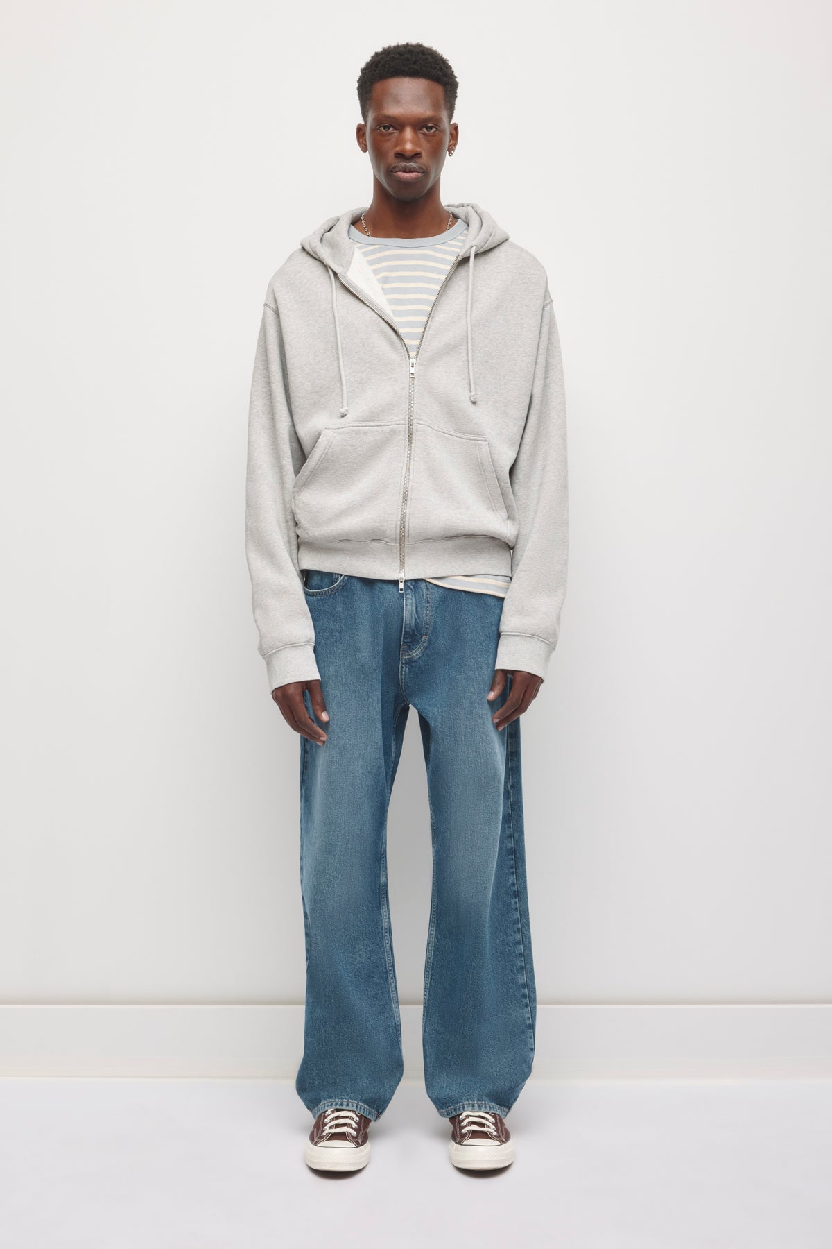 Sweat à capuche essentiel court zippé pour homme en gris chiné