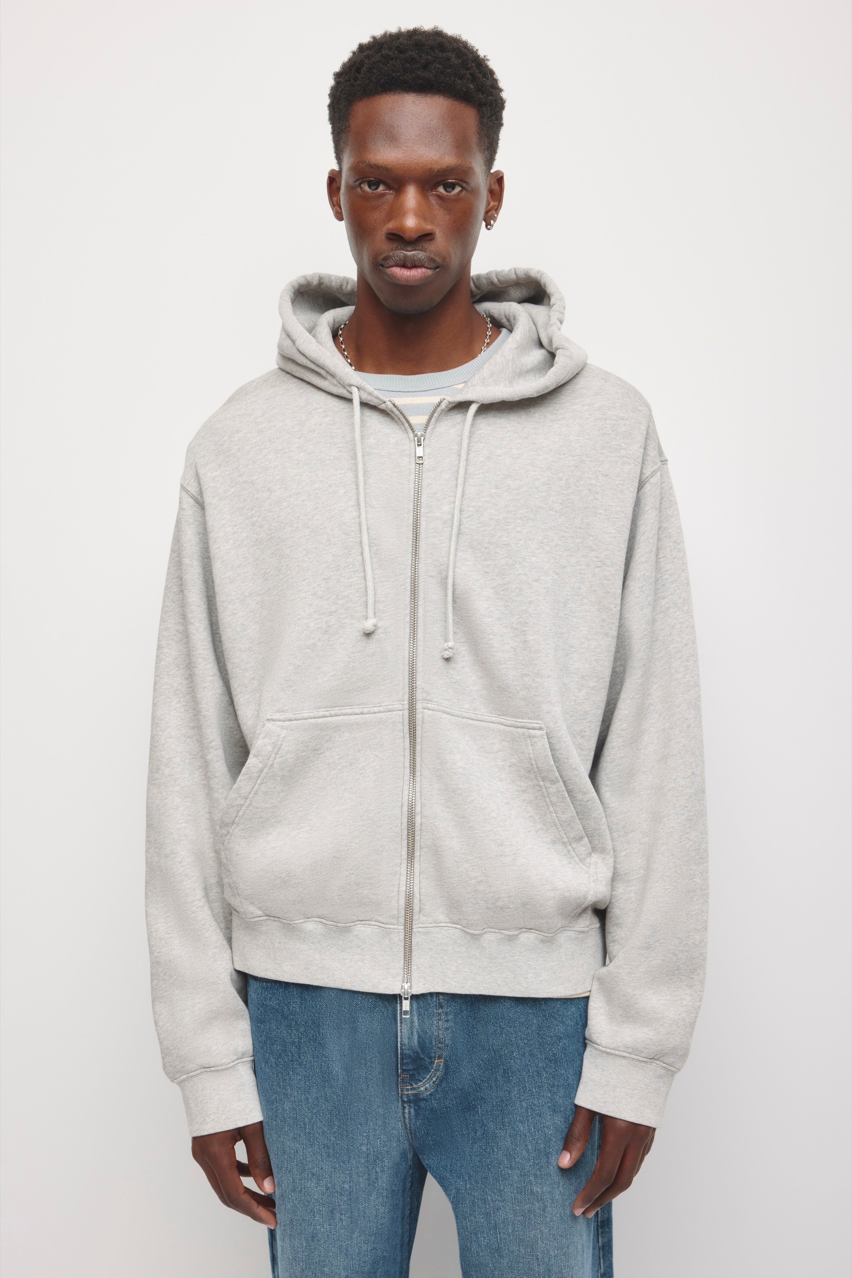 Sweat à capuche essentiel court zippé pour homme en gris chiné
