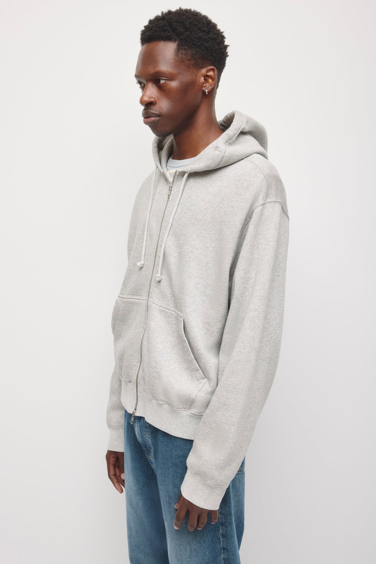 Sweat à capuche essentiel court zippé pour homme en gris chiné