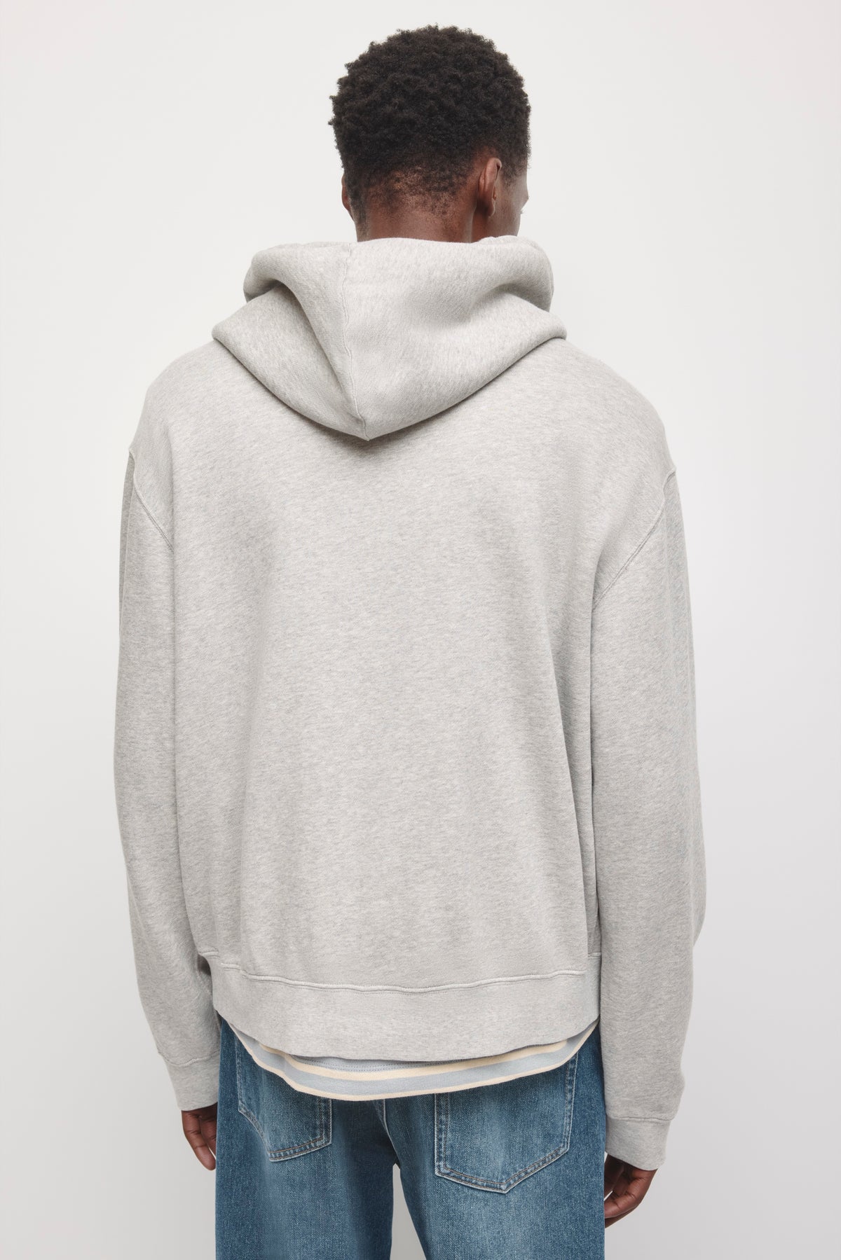 Sweat à capuche essentiel court zippé pour homme en gris chiné