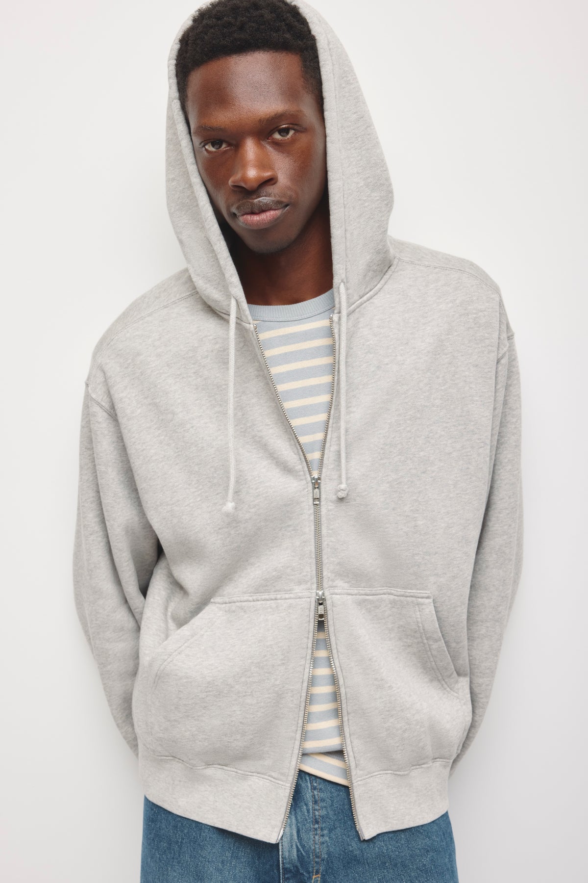 Sweat à capuche essentiel court zippé pour homme en gris chiné