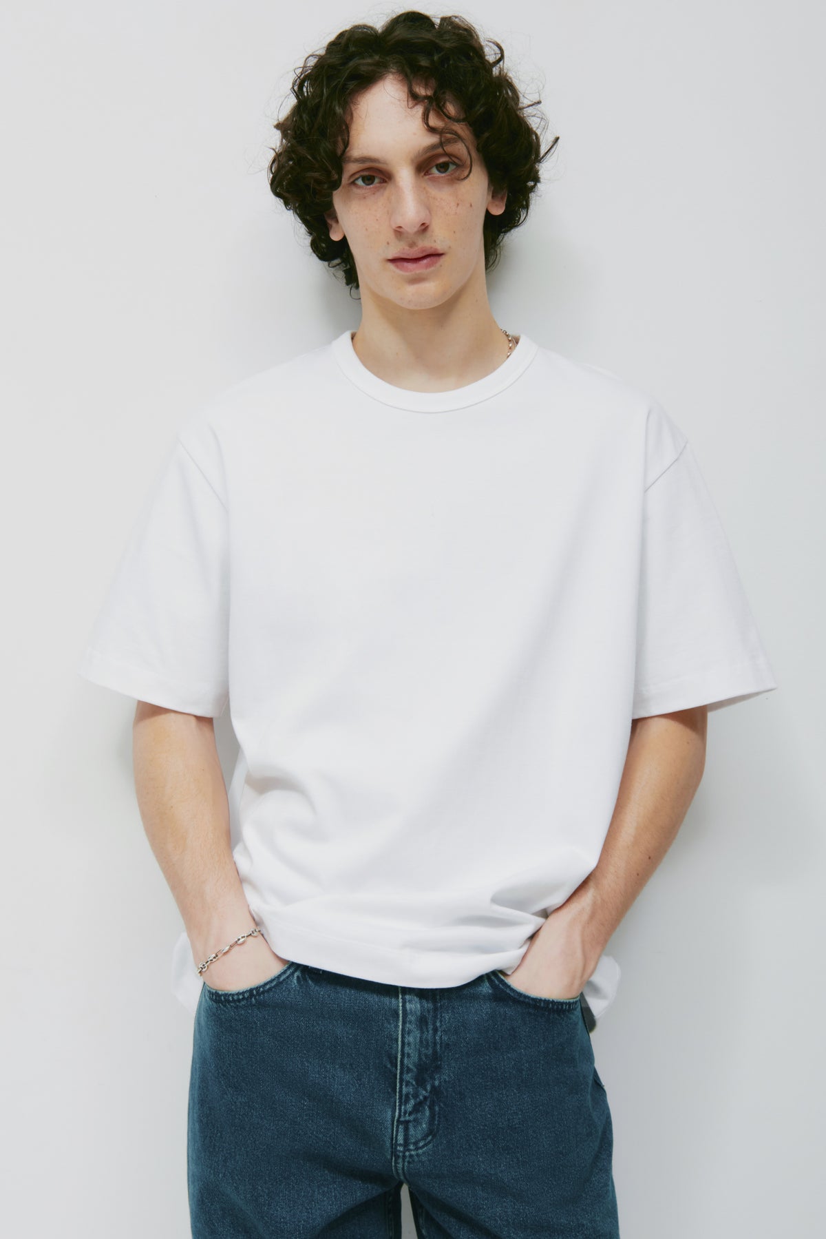 Model is 6’0” and is wearing a size M.