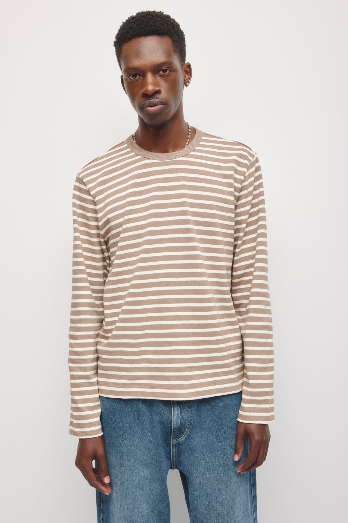 Model is 6'2 and is wearing size L.