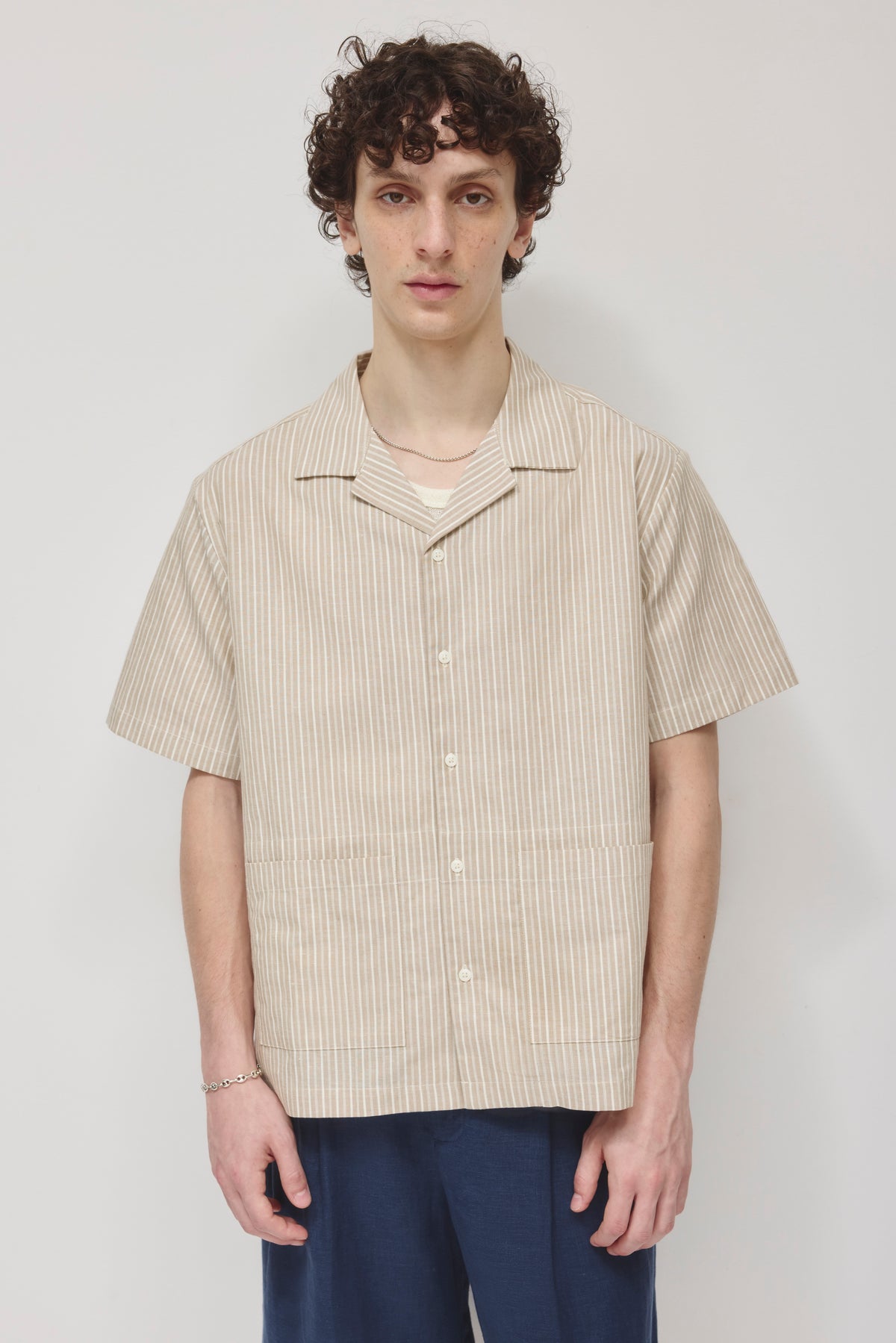 Model 6'0.5" and is wearing a size M.
