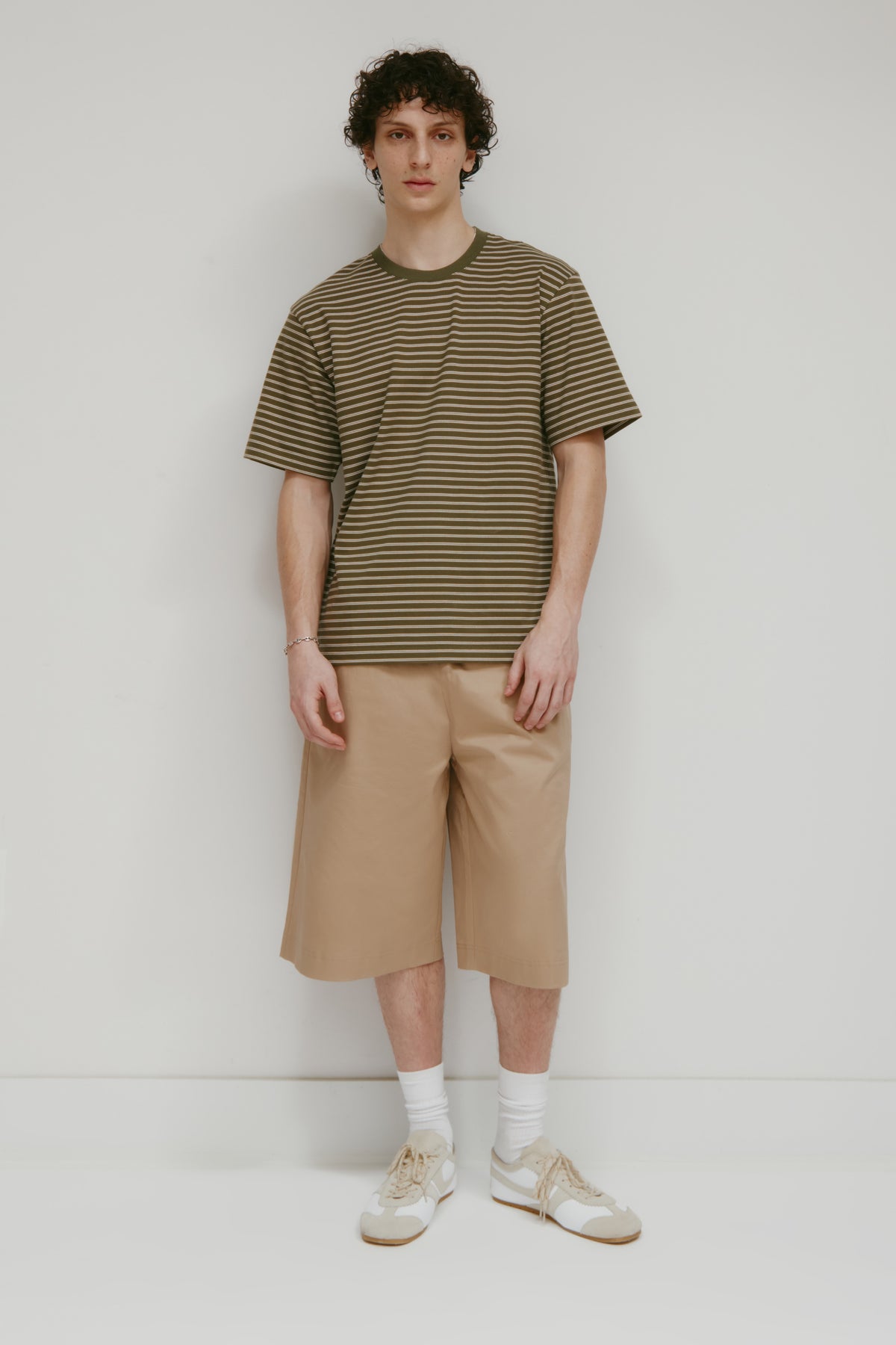 T-shirt d'épaisseur moyenne pour hommes en rayures olive/guimauve/loutre