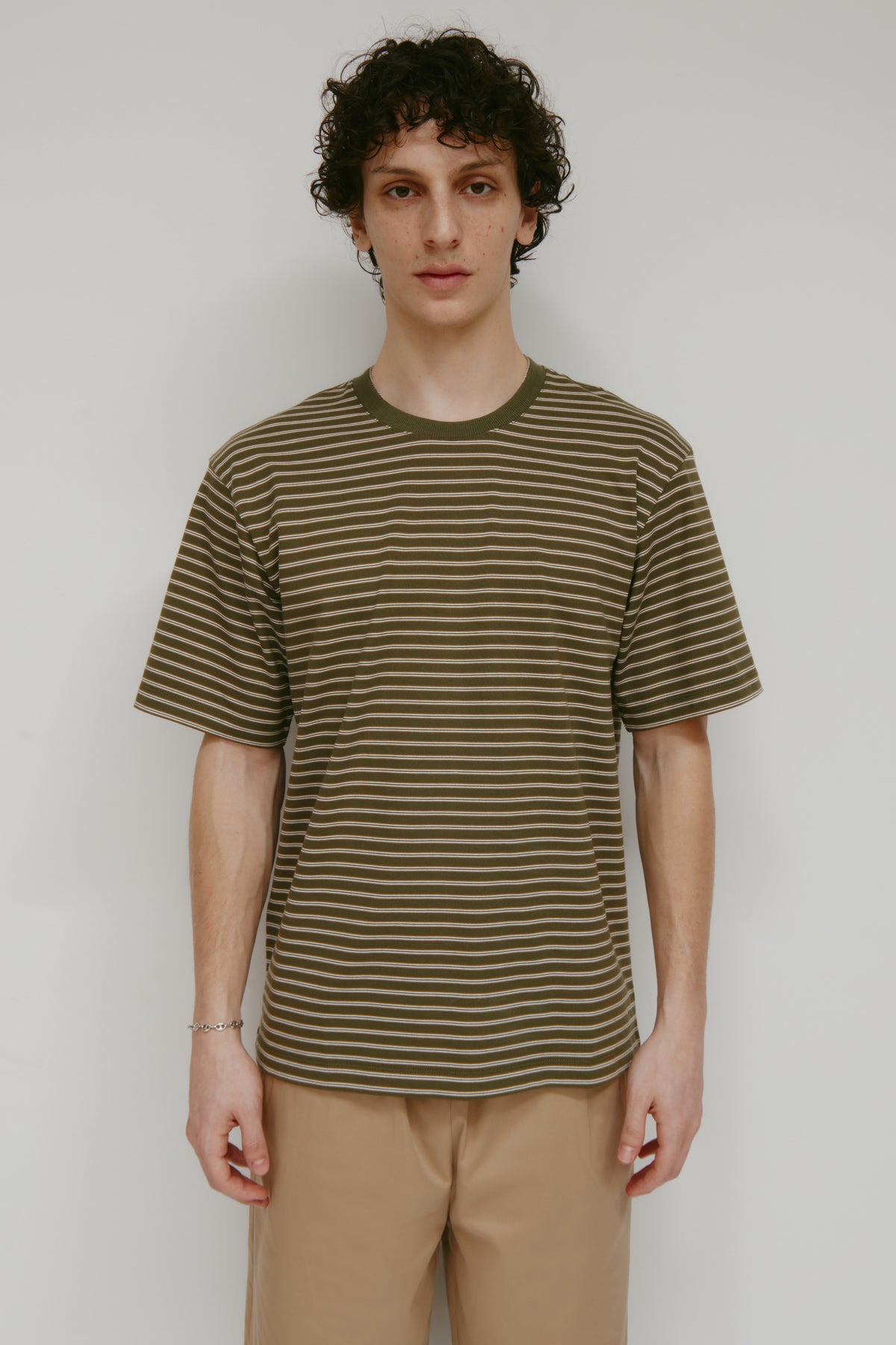Model 6'0.5" and is wearing a size M.