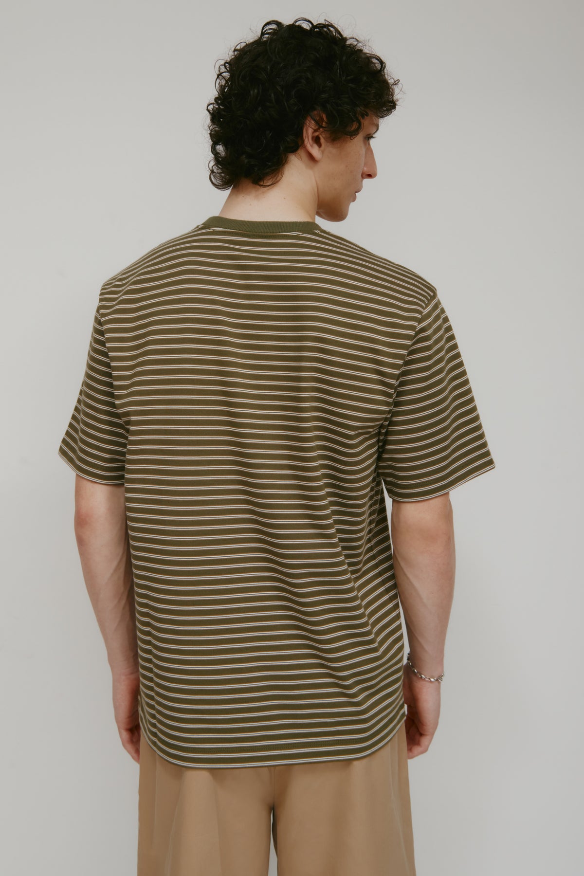 T-shirt d'épaisseur moyenne pour hommes en rayures olive/guimauve/loutre