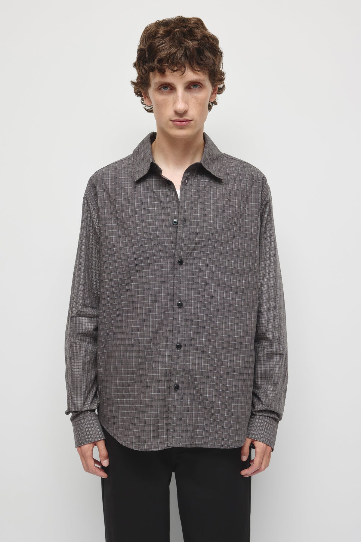 Model is 6’0” and is wearing a size M.