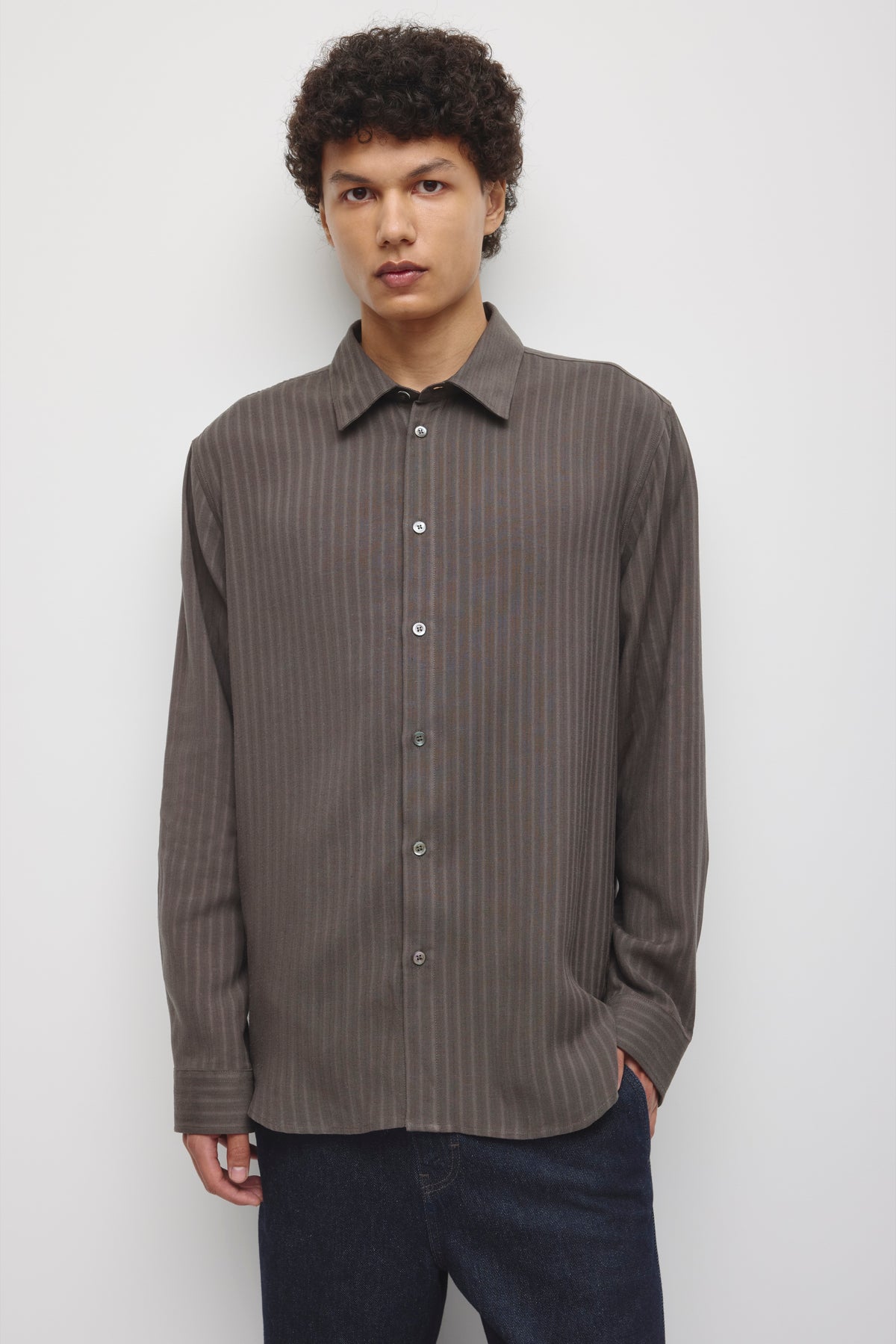 Model is 6’2” and is wearing a size M.