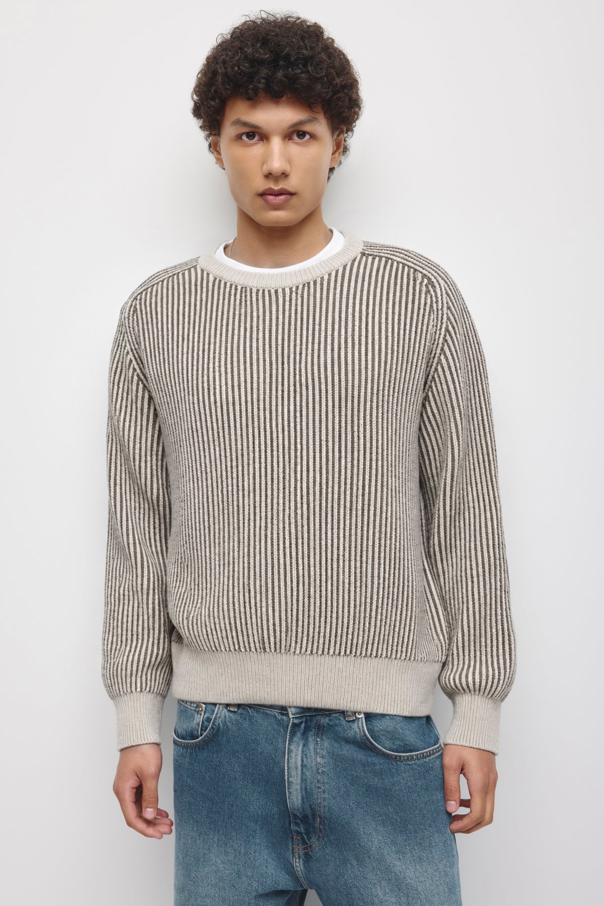 Model is 6’2” and is wearing a size M.