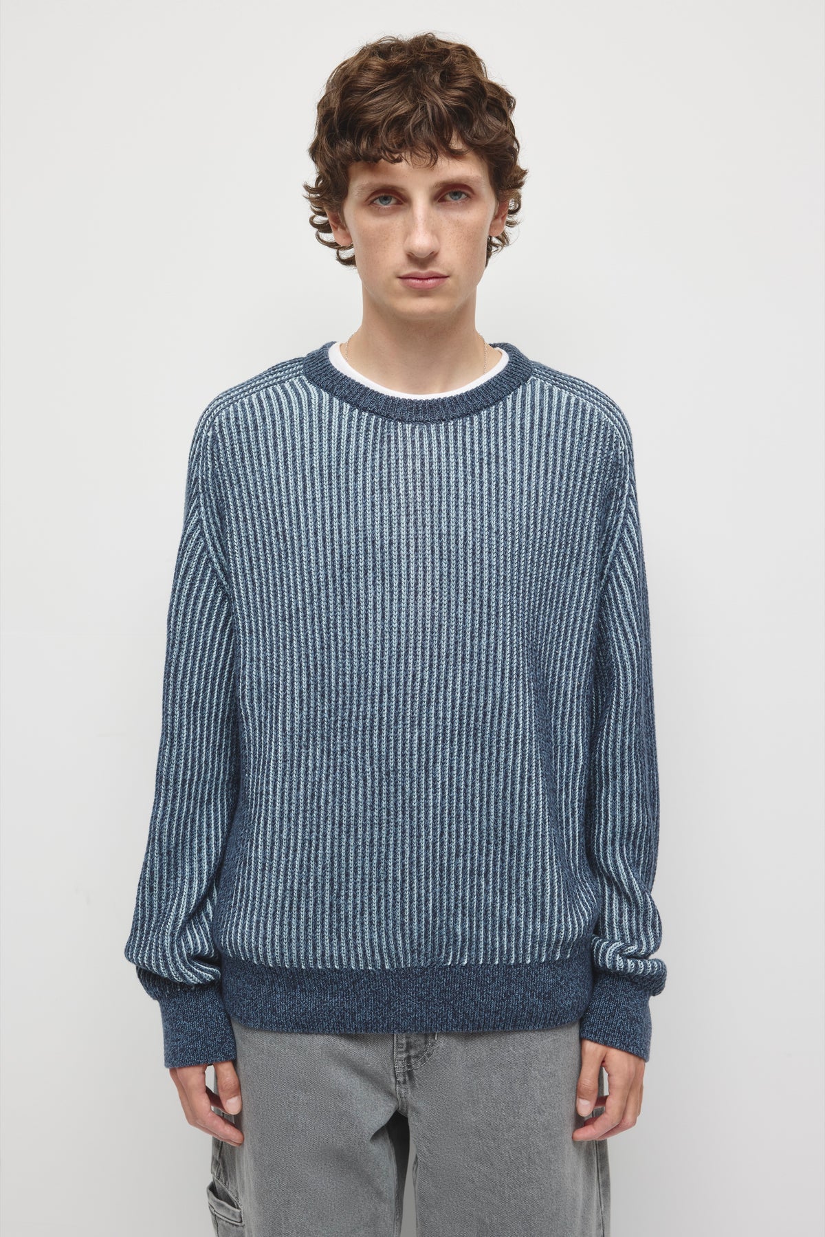 Model is 6’0” and is wearing a size M.