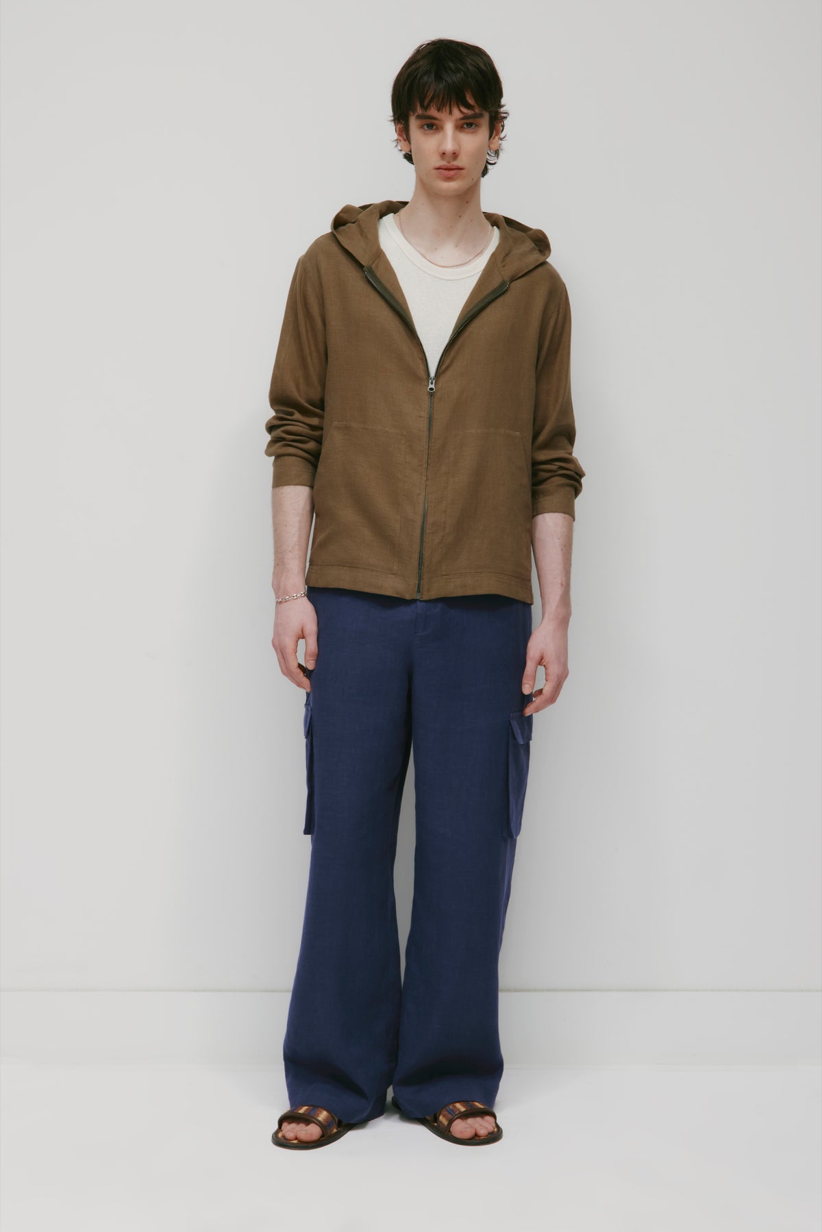Model is 6'1.5” and is wearing a size M.