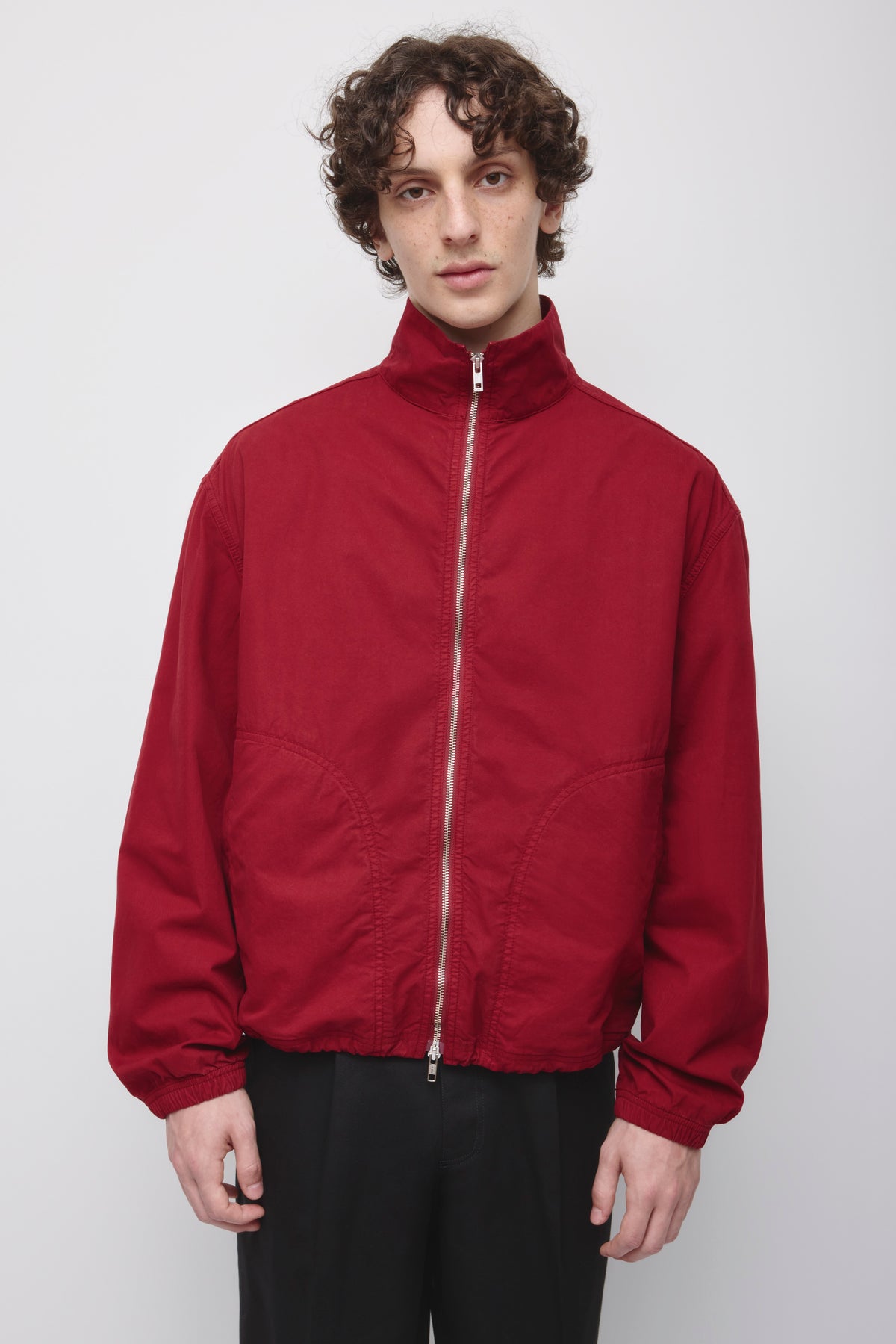 Model 6'0.5" and is wearing a size M.