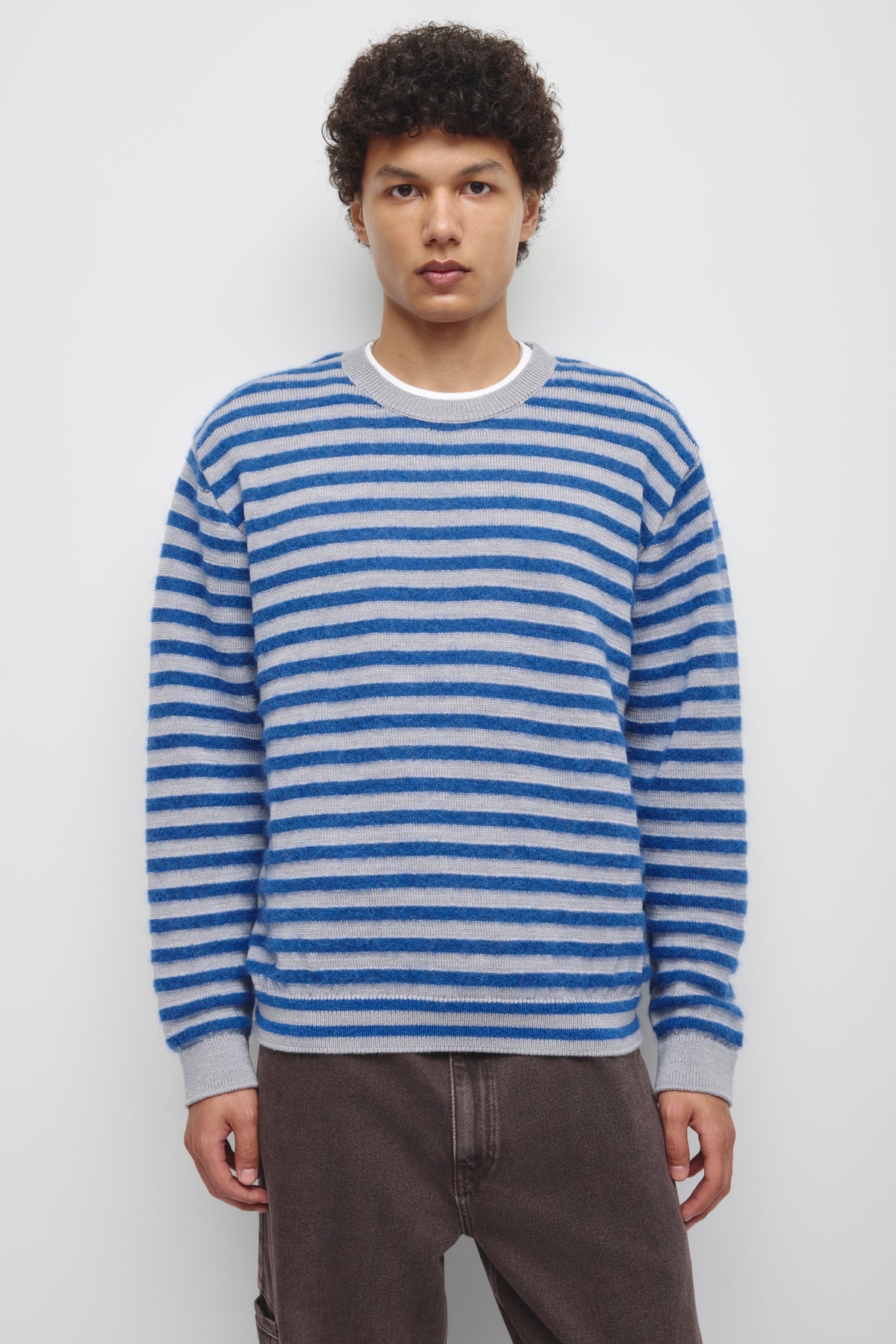 Model is 6’2” and is wearing a size M.