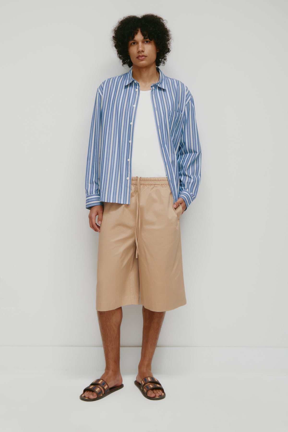 Model 6.2.5" and is wearing a size M.
