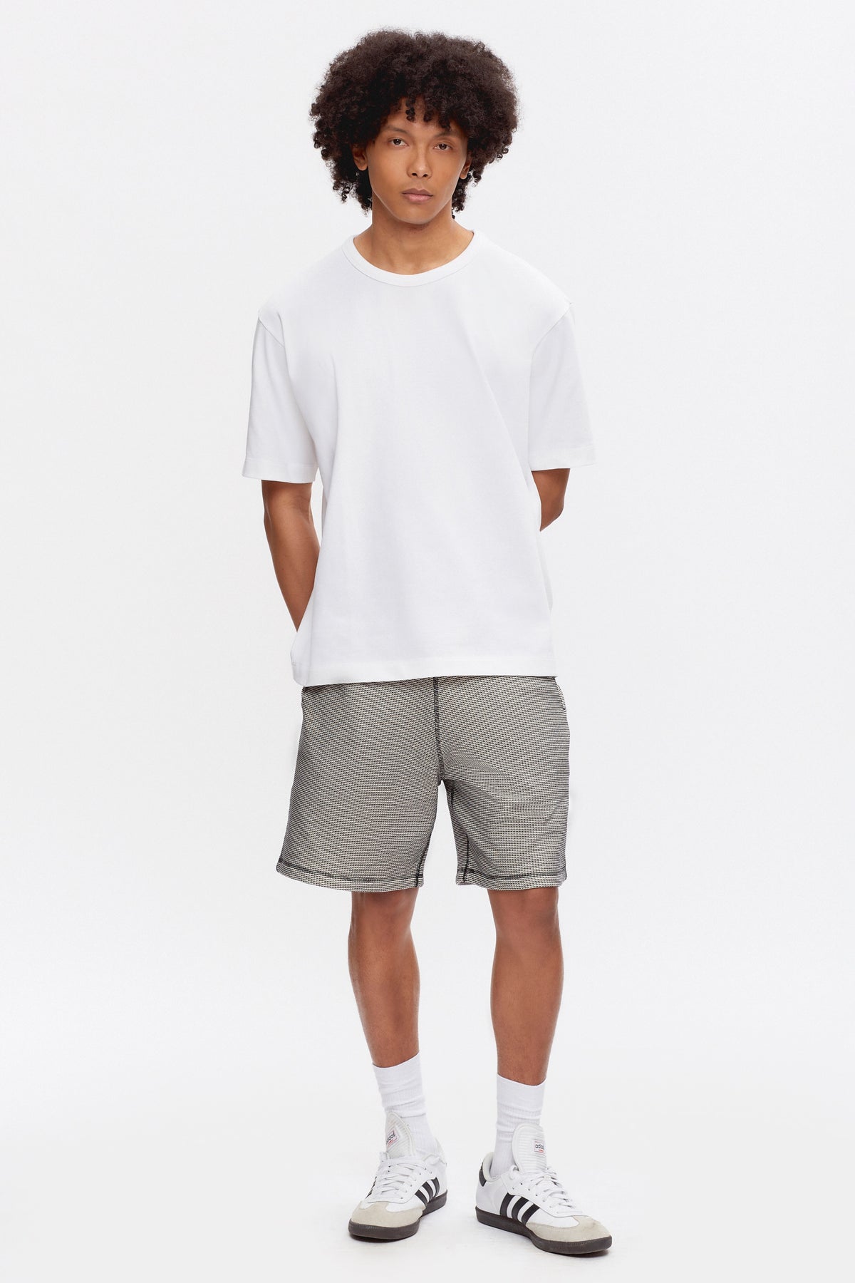Cameron is 6 ft 0in, a regular size M, and wearing size M.