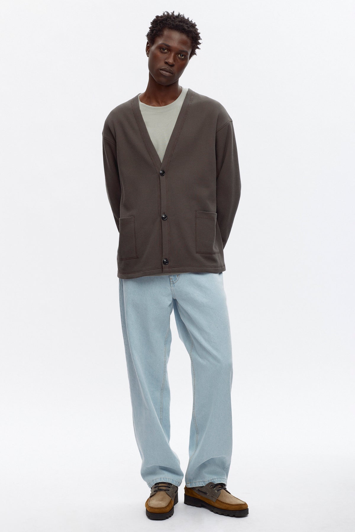 Jonathan is 6’2, a regular L and is wearing an L.