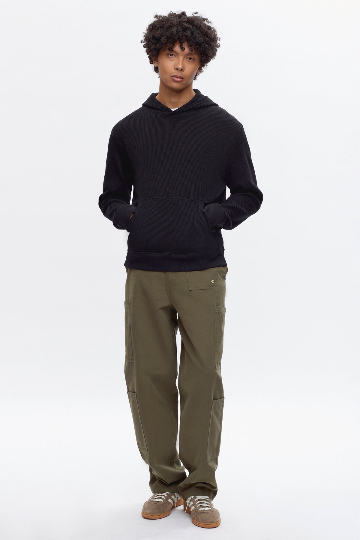 Cameron is 6 ft 0in, a regular size M, and wearing size M.