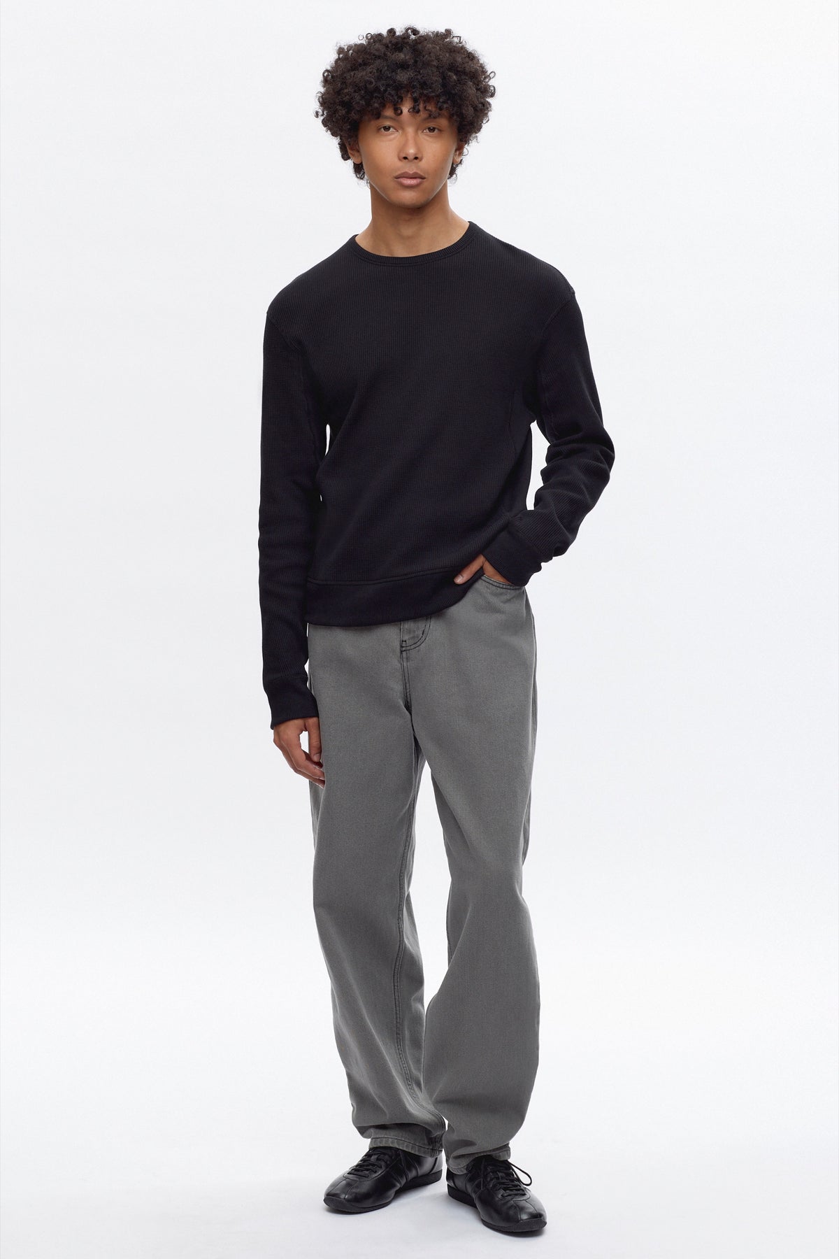 Cameron is 6 ft 0in, a regular size M, and wearing size M.