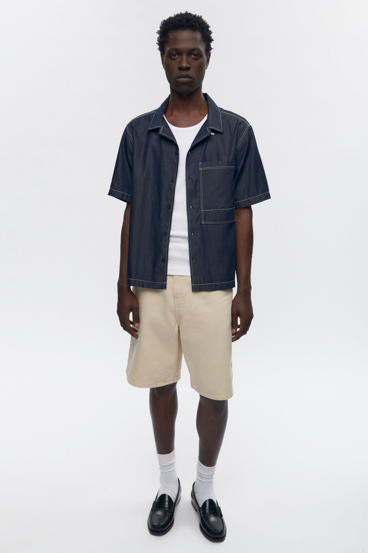 Jonathan is 6’2, a regular L and is wearing an L.