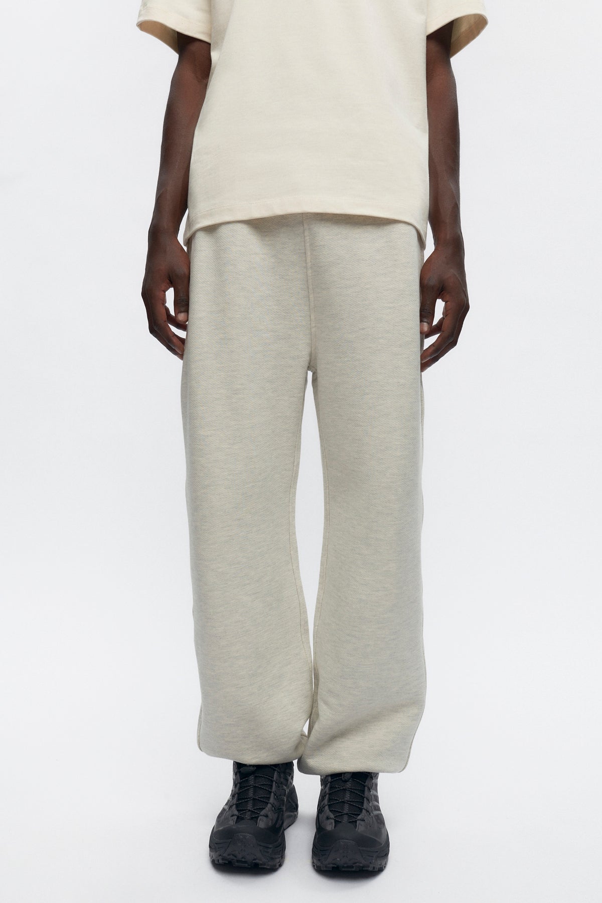 Jonathan is 6’2, a regular L and is wearing an L.