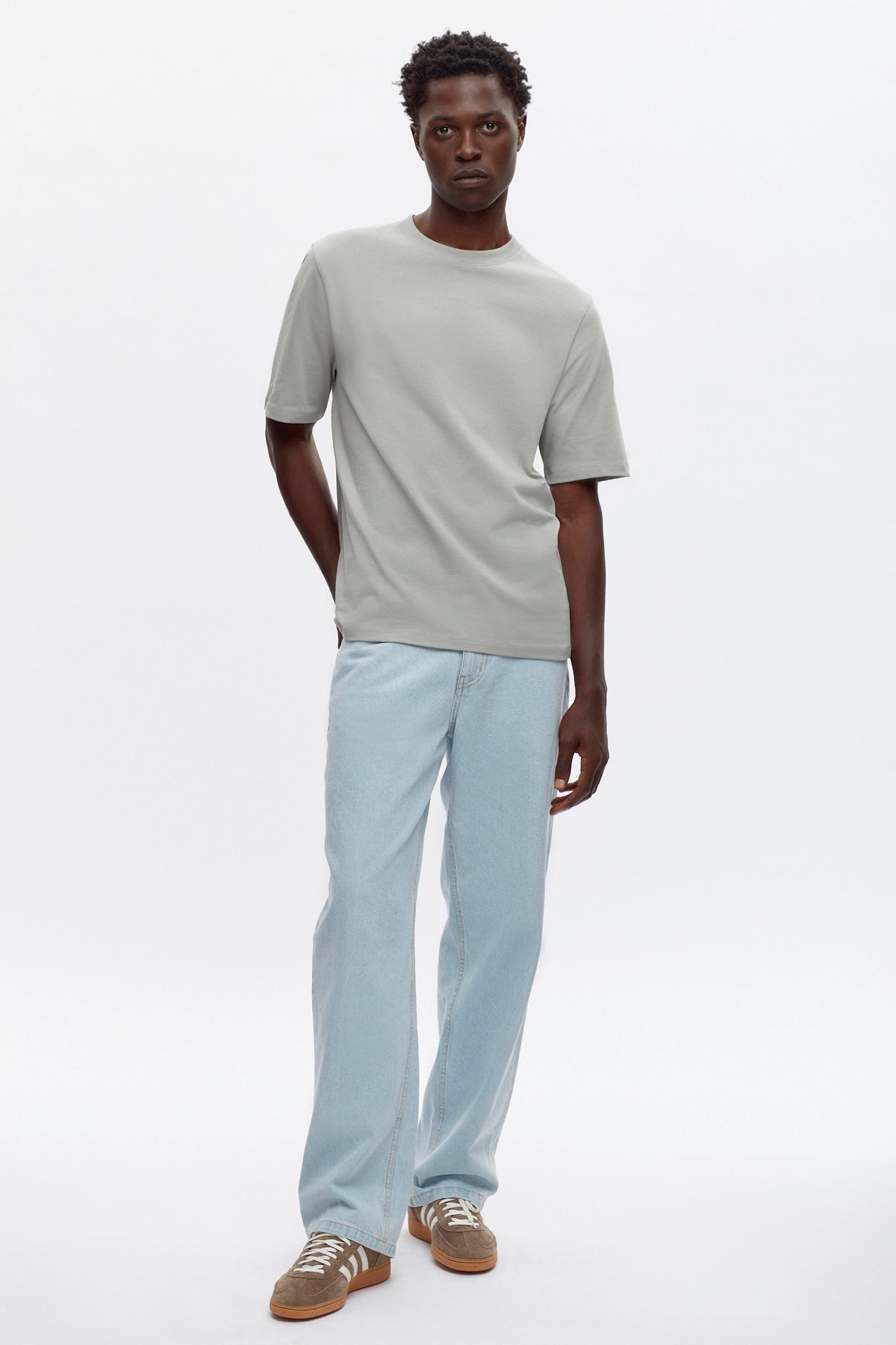 Jonathan is 6'2, is a regular 32 and is wearing a 32.
