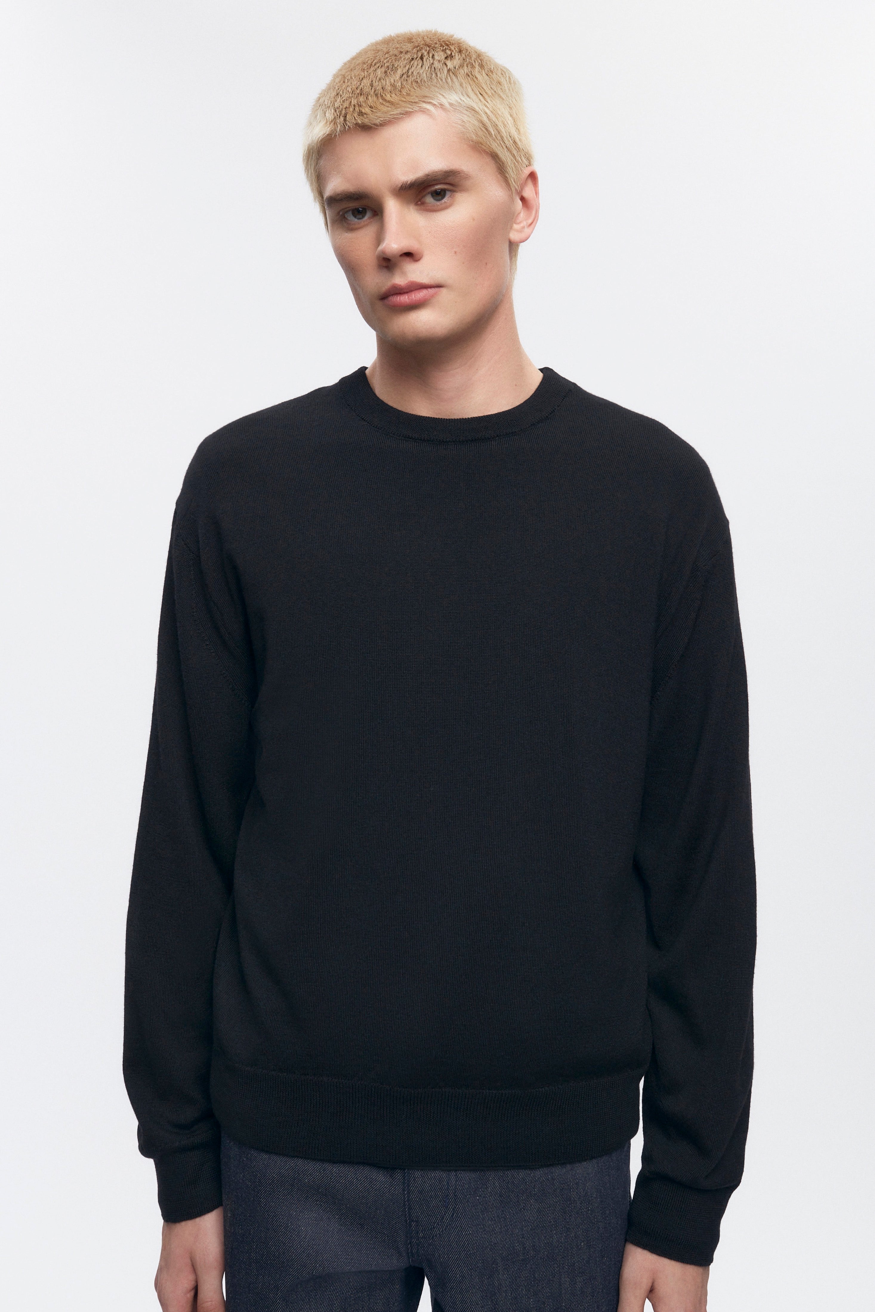 Pull à col rond en laine mérinos fine pour homme en noir