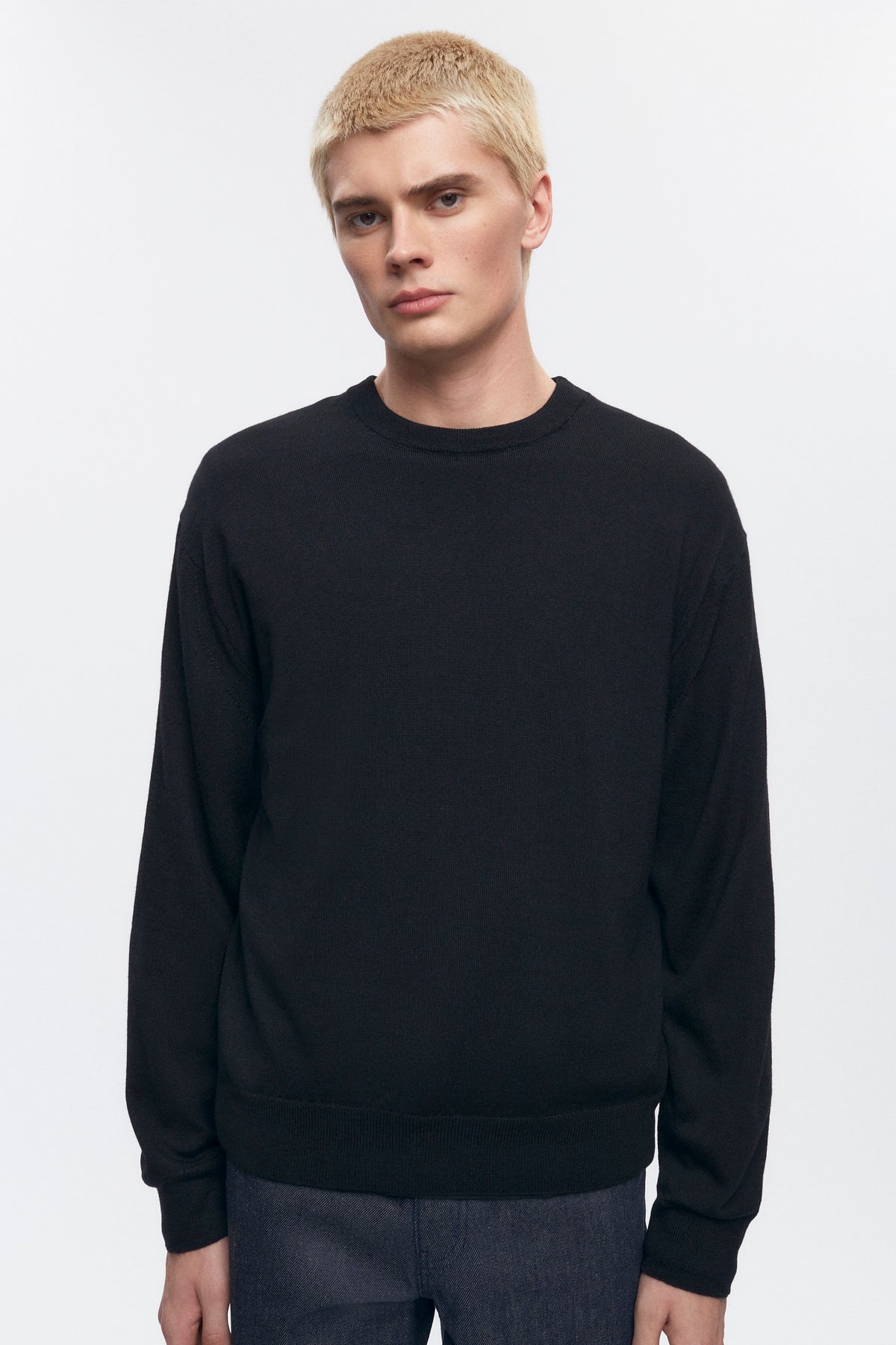 Pull à col rond en laine mérinos fine pour homme en noir