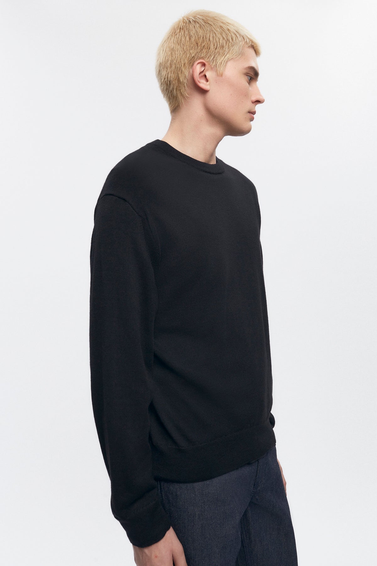 Pull à col rond en laine mérinos fine pour homme en noir