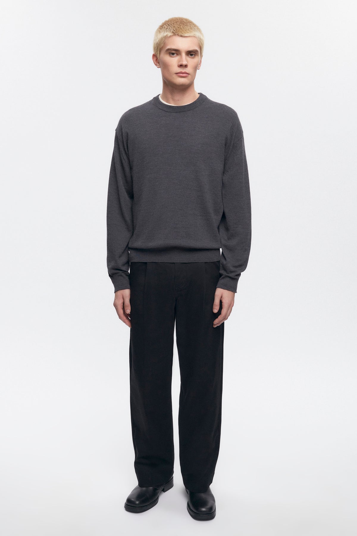 Pull à col rond en laine mérinos fine pour homme en charcoal Melange