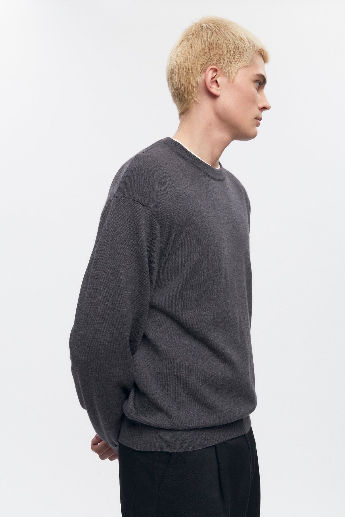 Pull à col rond en laine mérinos fine pour homme en charcoal Melange