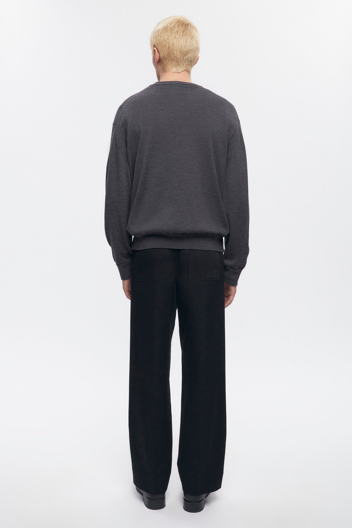 Pull à col rond en laine mérinos fine pour homme en charcoal Melange