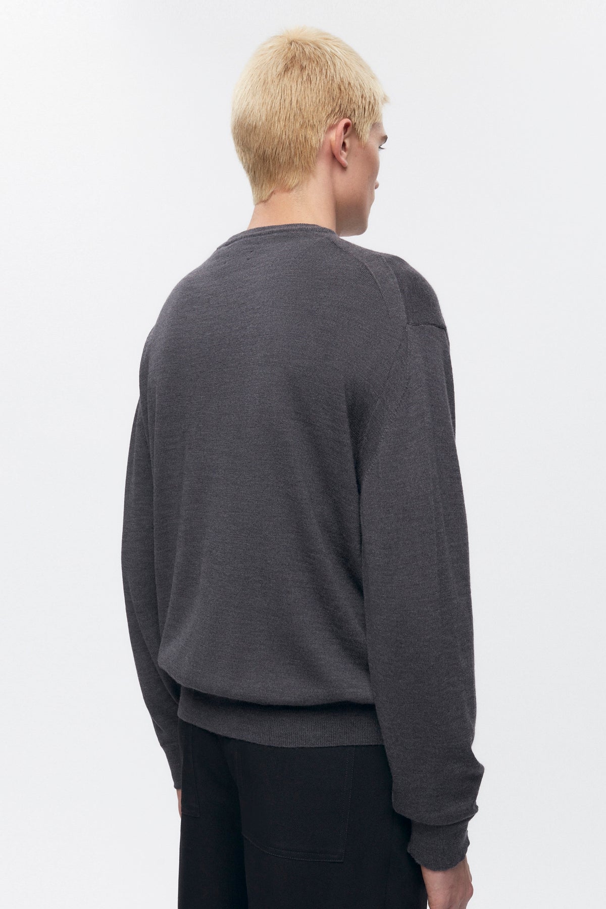 Pull à col rond en laine mérinos fine pour homme en charcoal Melange