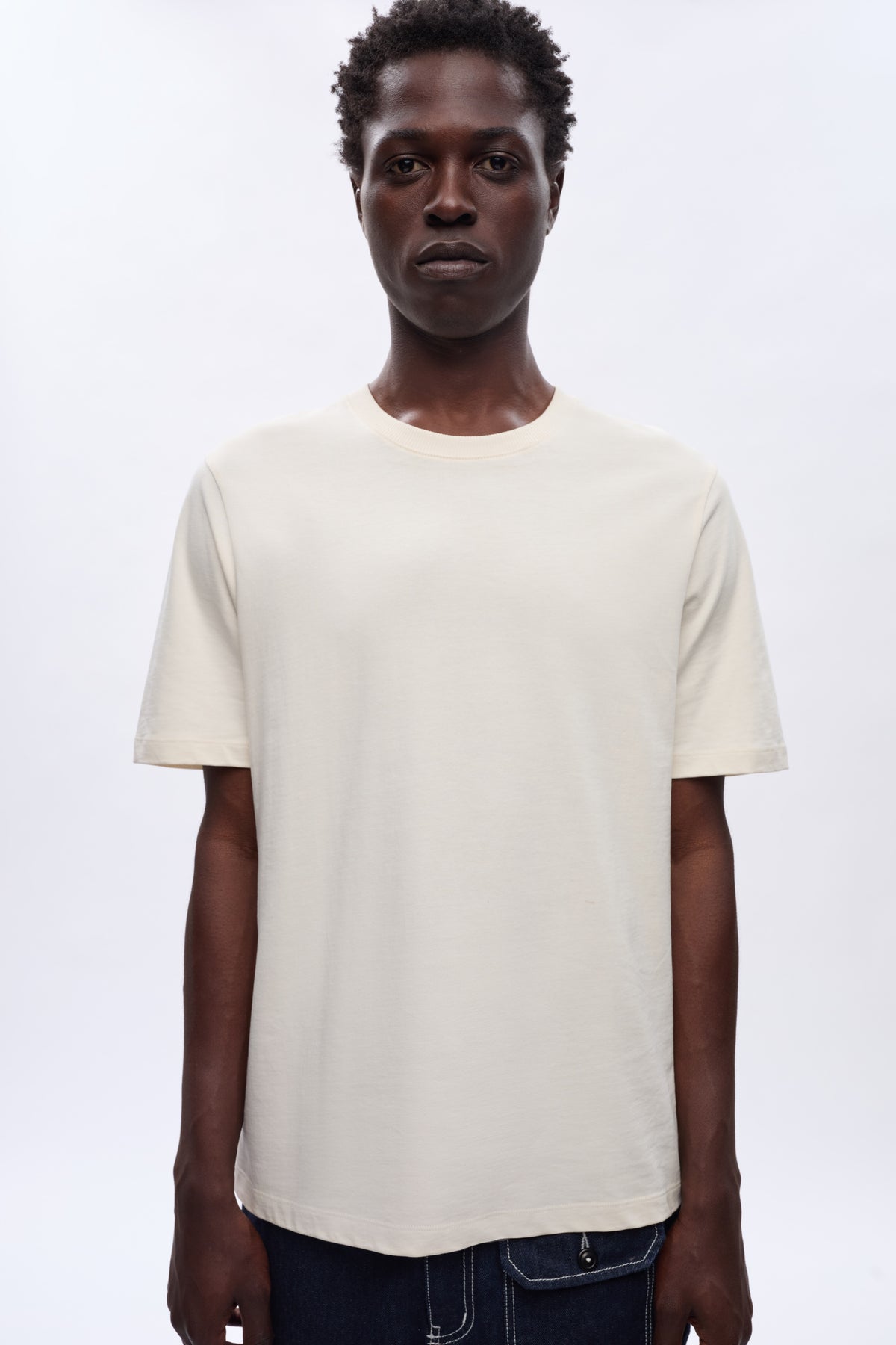 Jonathan is 6’2, a regular L and is wearing an L.